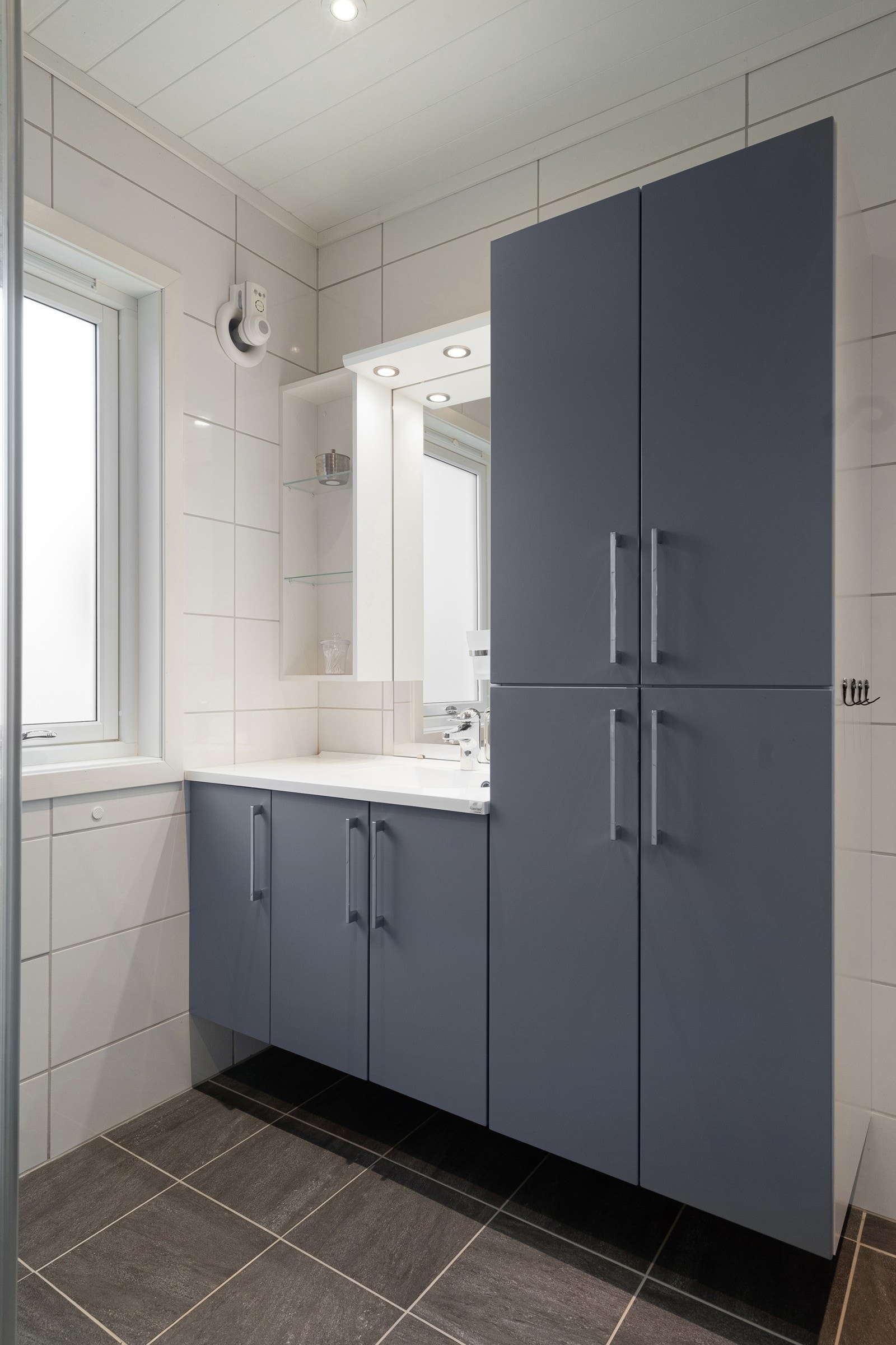 Godt med oppbevaringsplass i baderomsinnredning. Galleribilde