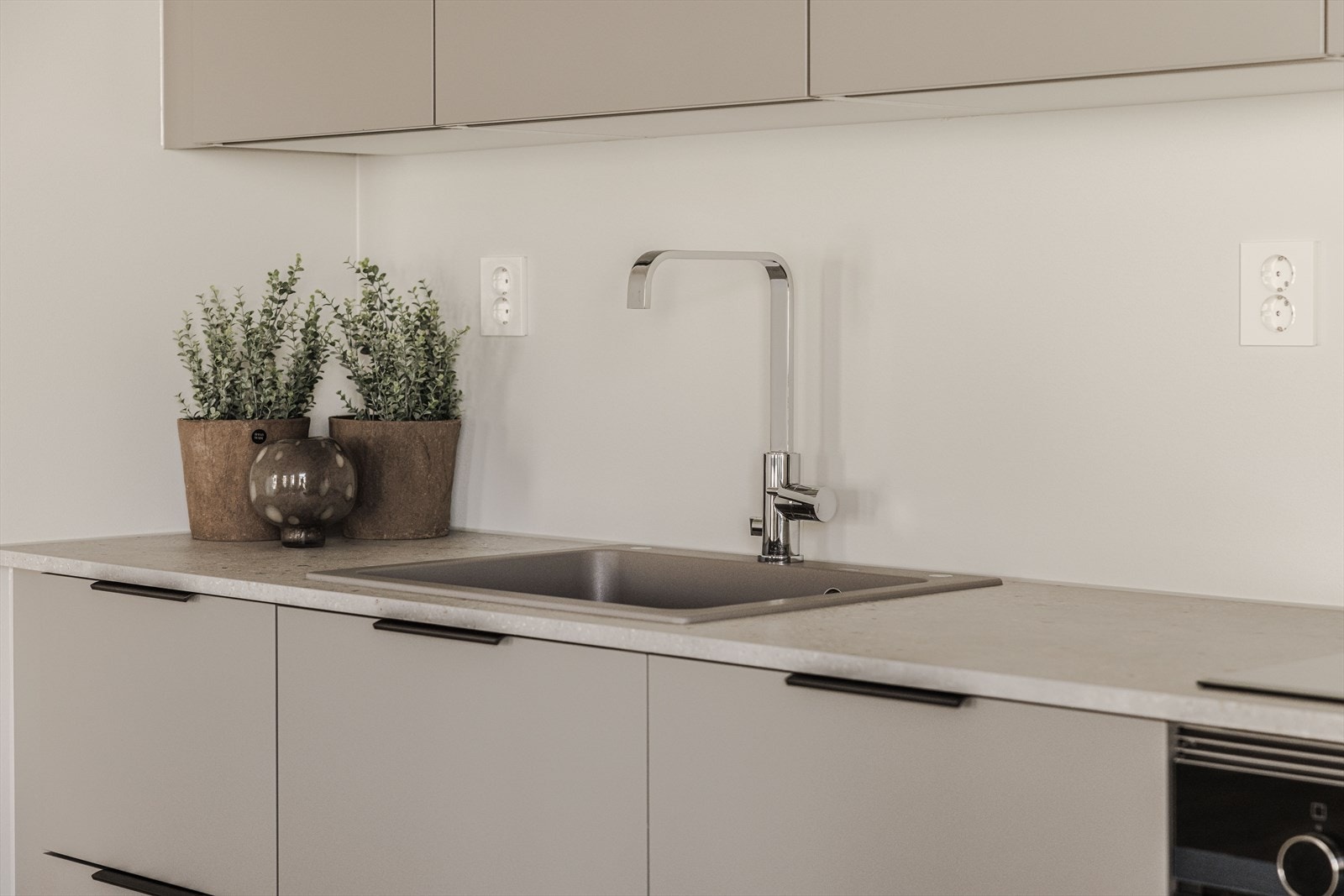 LED-belysningen under overskapene er både energieffektiv og praktisk! Galleribilde