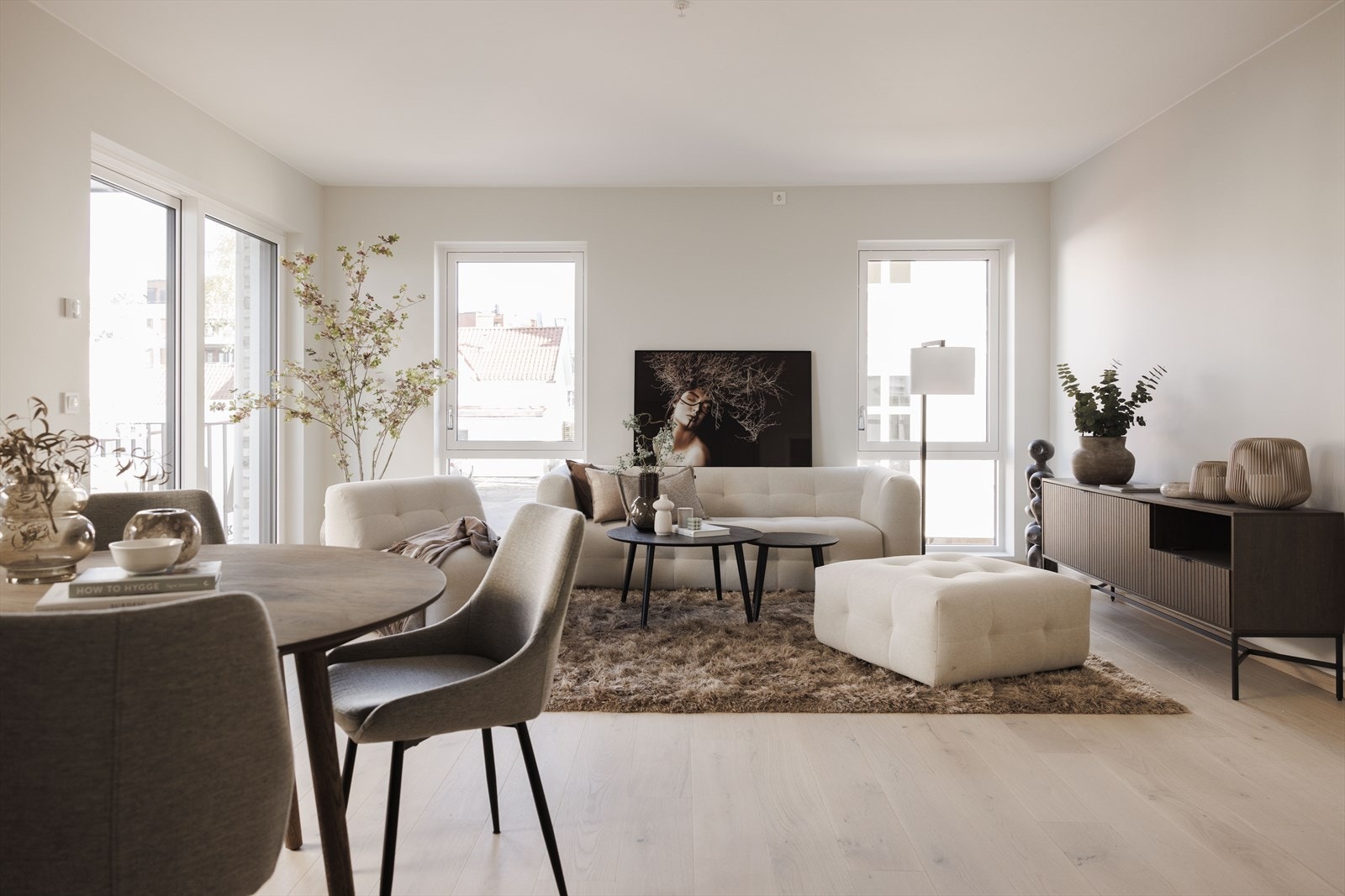 Det er et stort og sosialt oppholdsrom med kjøkken og stue i åpen løsning - Det er godt med plass til å innrede stuen med både sofaseksjon, stoler, stuebord og mediemøblement Galleribilde