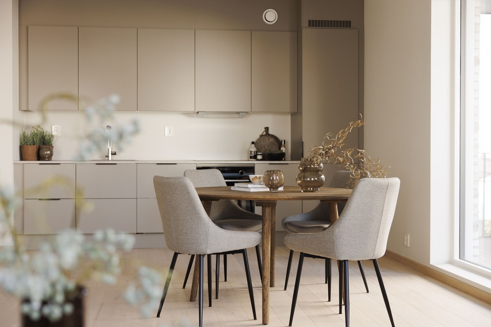 1-stavs hvitlasert eikeparkett, i kombinasjon med tidløse farge- og materialvalg, gir leiligheten et eksklusivt uttrykk Galleribilde