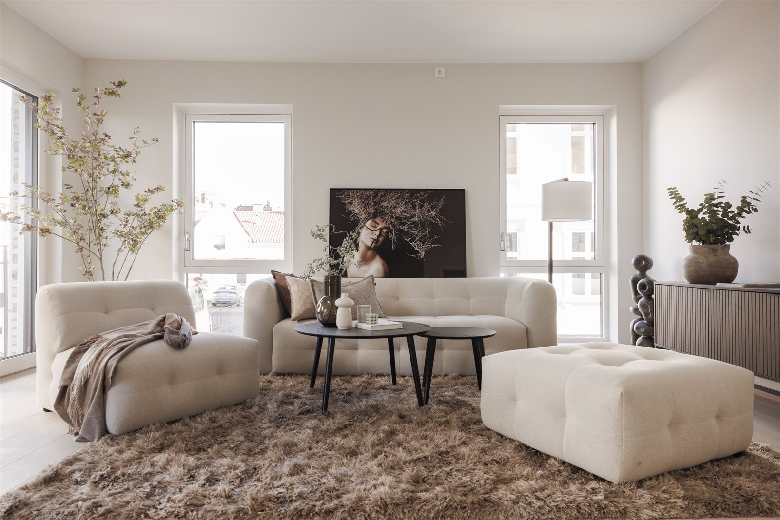 Leiligheten har høy standard og gode kvaliteter som HTH kjøkkeninnredning, Siemens hvitevarer, 1-stavs eikeparkett, vannbåren gulvvarme, balansert ventilasjon, flislagt bad med gulvfliser i porcellanatostil, Elko Plus og ingen synlige v-fuger Galleribilde