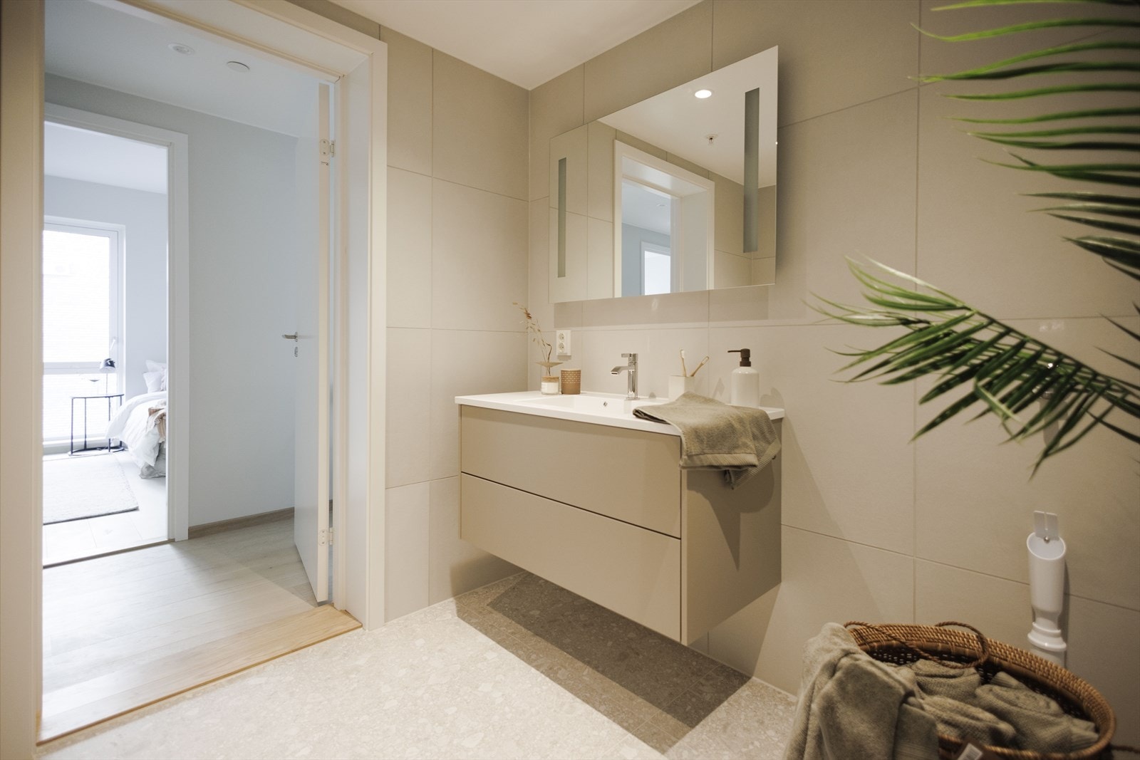 Speilet over vasken er tilpasset bredden på innredningen, hvilket tilfører en ren og harmonisk finish. Galleribilde