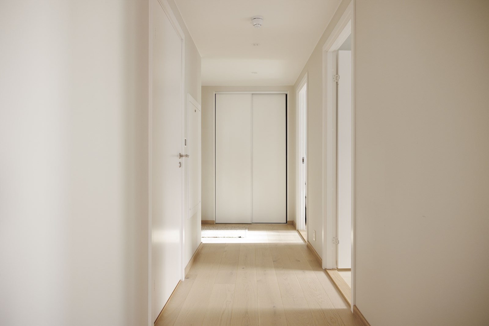 Fra gangen er det adkomst til bad samt to soverom Galleribilde