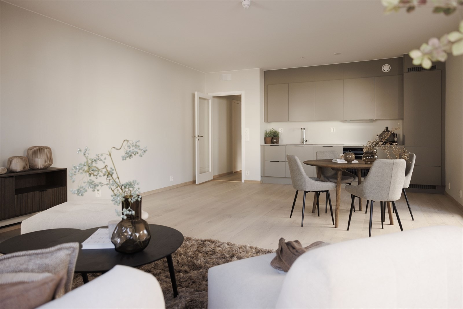 Kjøkkeninnredningen er fra kvalitetsleverandøren HTH, som leverer moderne kjøkkenløsninger med et strømlinjeformet og rent uttrykk Galleribilde