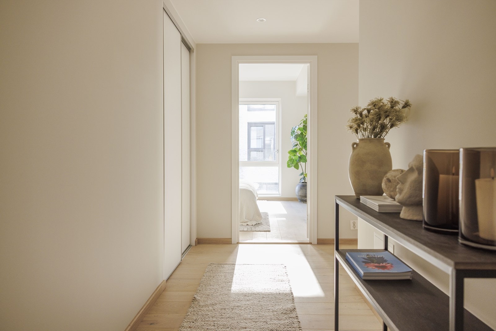Leiligheten har en lys og innbydende entré Galleribilde