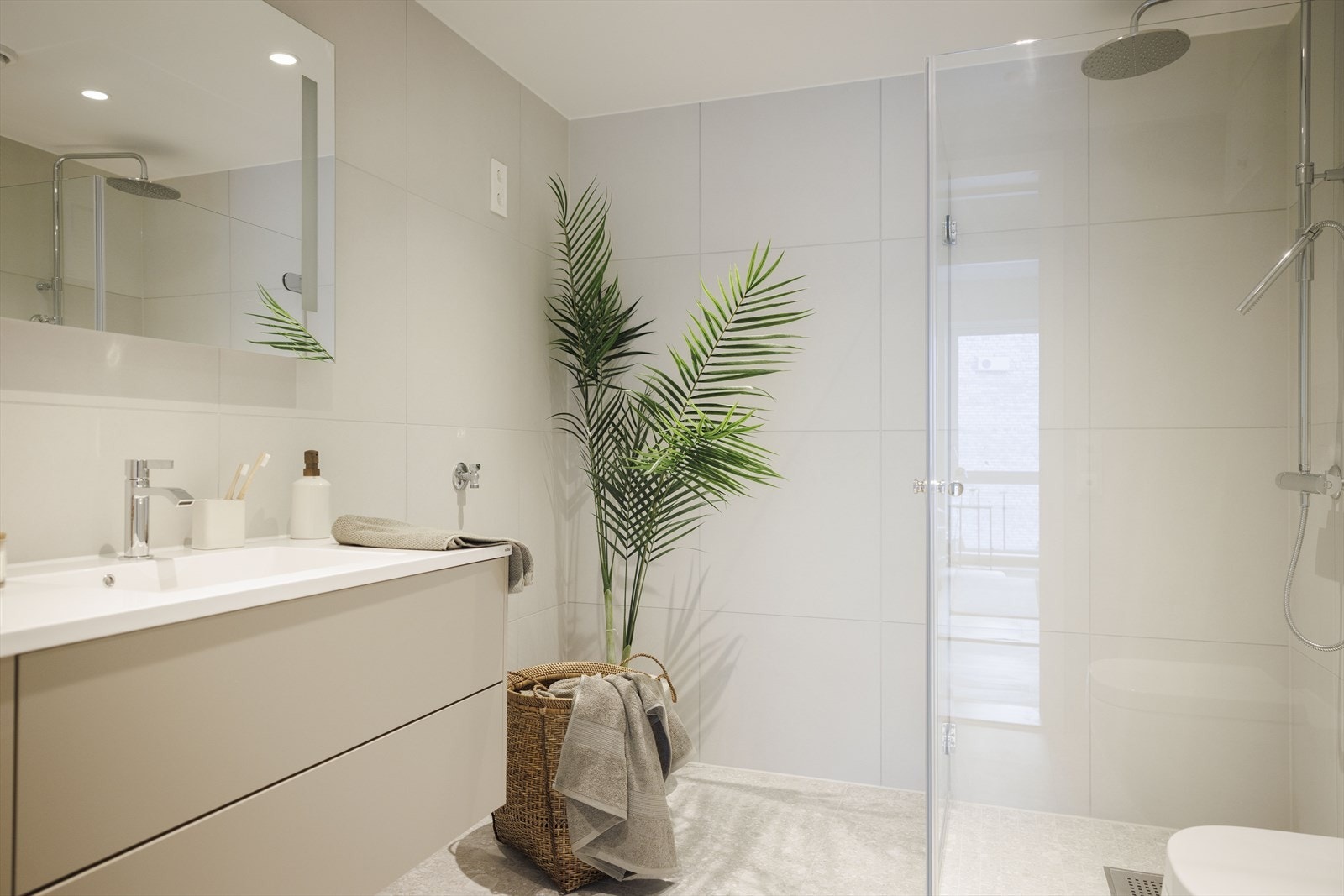 Det leveres delikate flislagte baderom med et moderne og lyst uttrykk Galleribilde