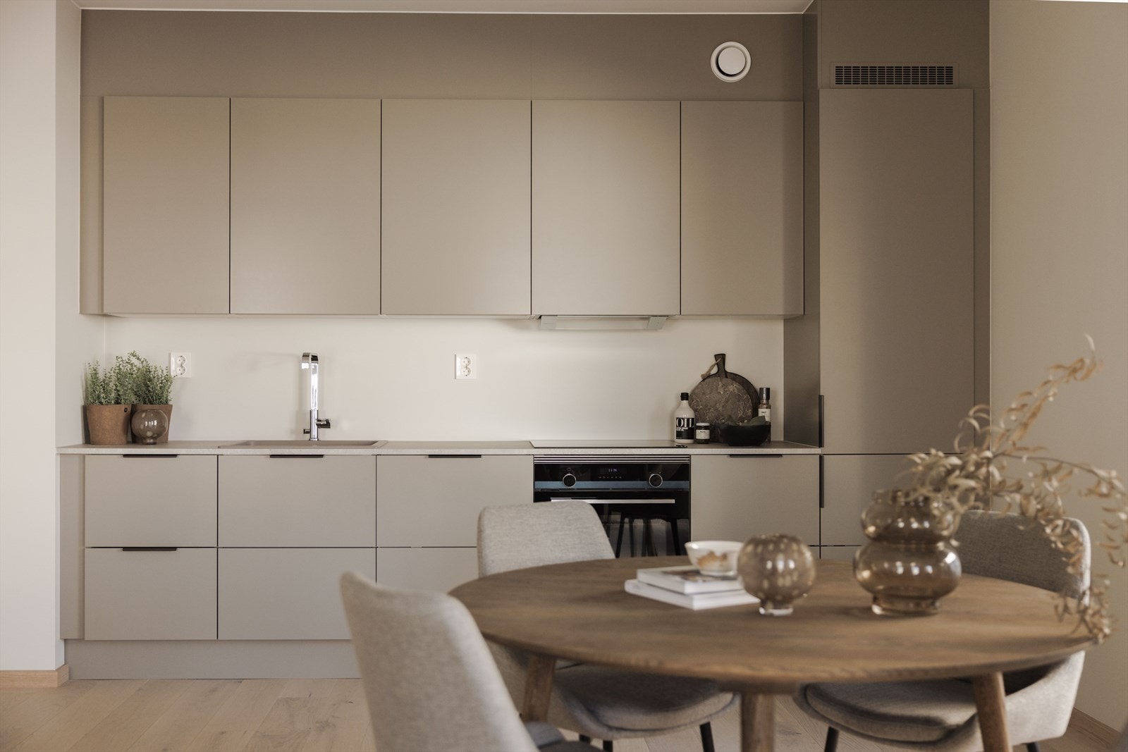 De integrerte hvitevarene fra Siemens sikrer optimal ytelse og stil, og inkluderer induksjonstopp, komfyr med pyrolyse, oppvaskmaskin samt kjøle/- og fryseskap Galleribilde