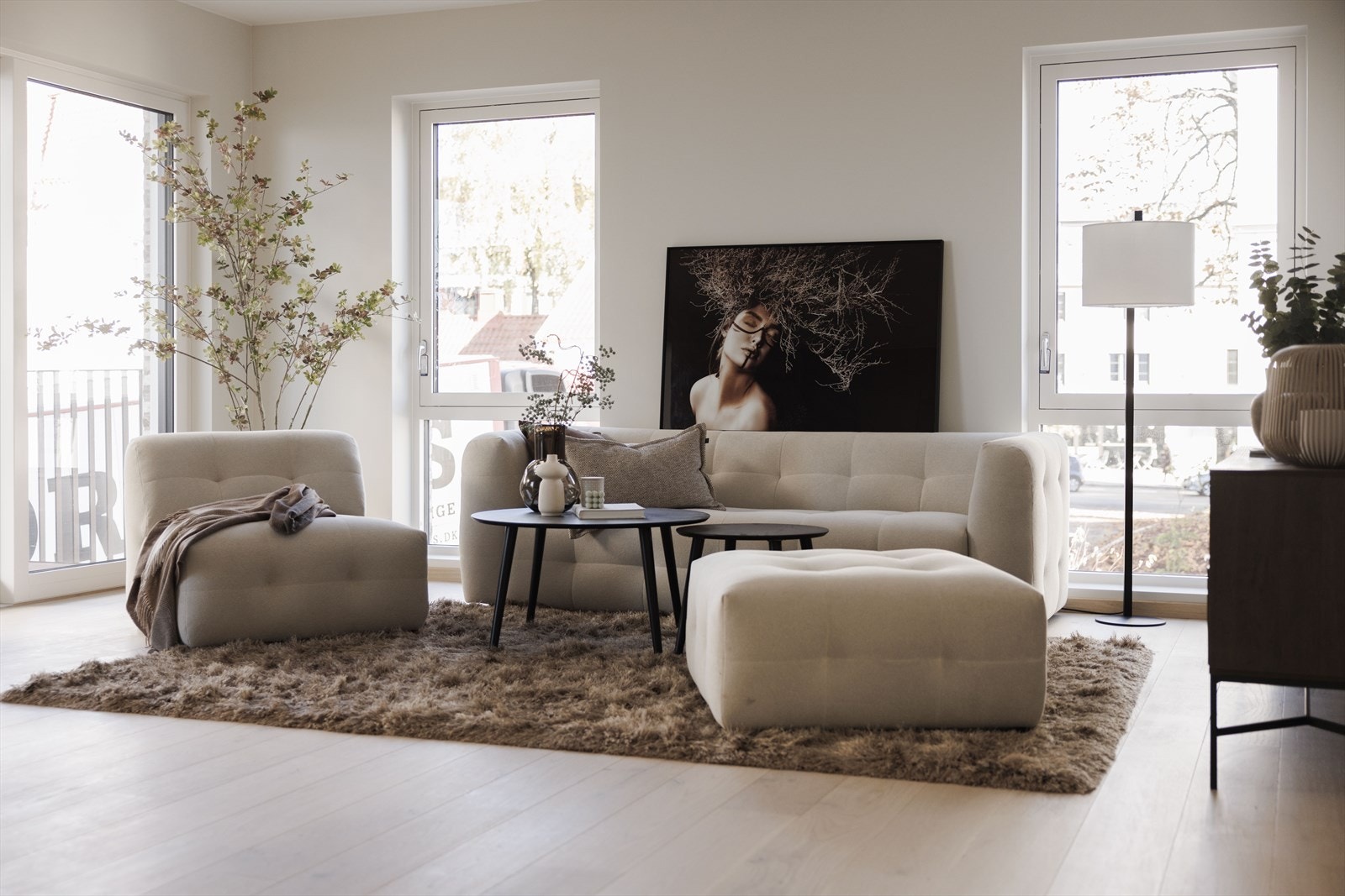 Leiligheten får godt med lysinnslipp fra flere vinkler Galleribilde