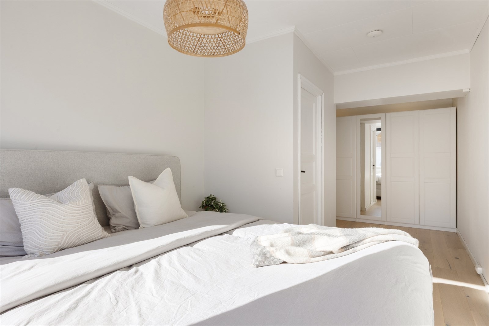 Hovedsoverommet er av god størrelse, og er praktisk utformet med walk-in garderobe. Galleribilde