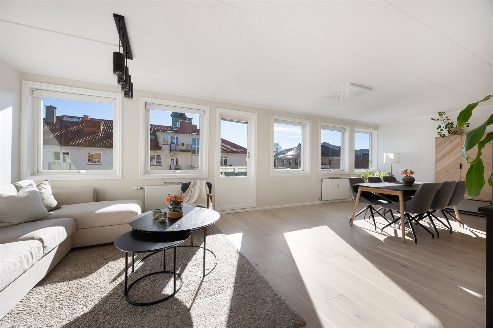 Stuen er svært romslig og åpen, med god plass til å innrede med stor spisestue, og sofagruppe. Galleribilde