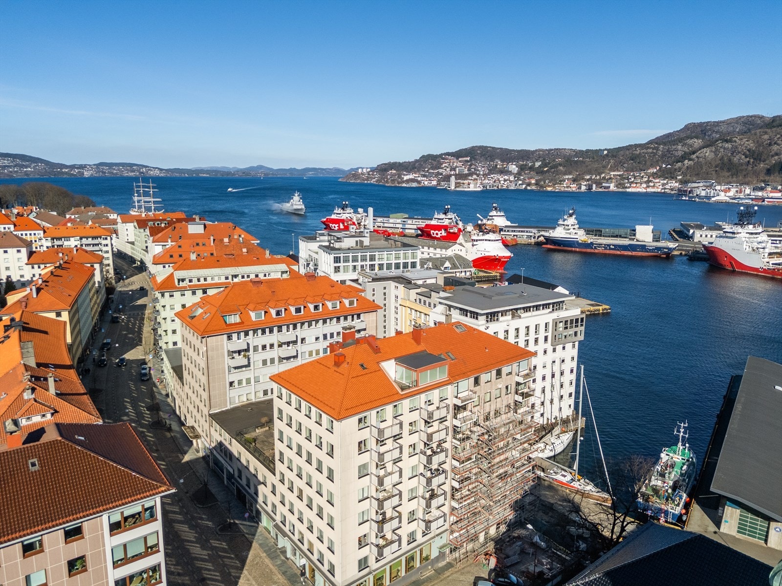 Her bor du sentralt til på Nordnes med umiddelbar nærhet til både dagligvarebutikker, treningssenter, kaffebarer og restauranter. Galleribilde