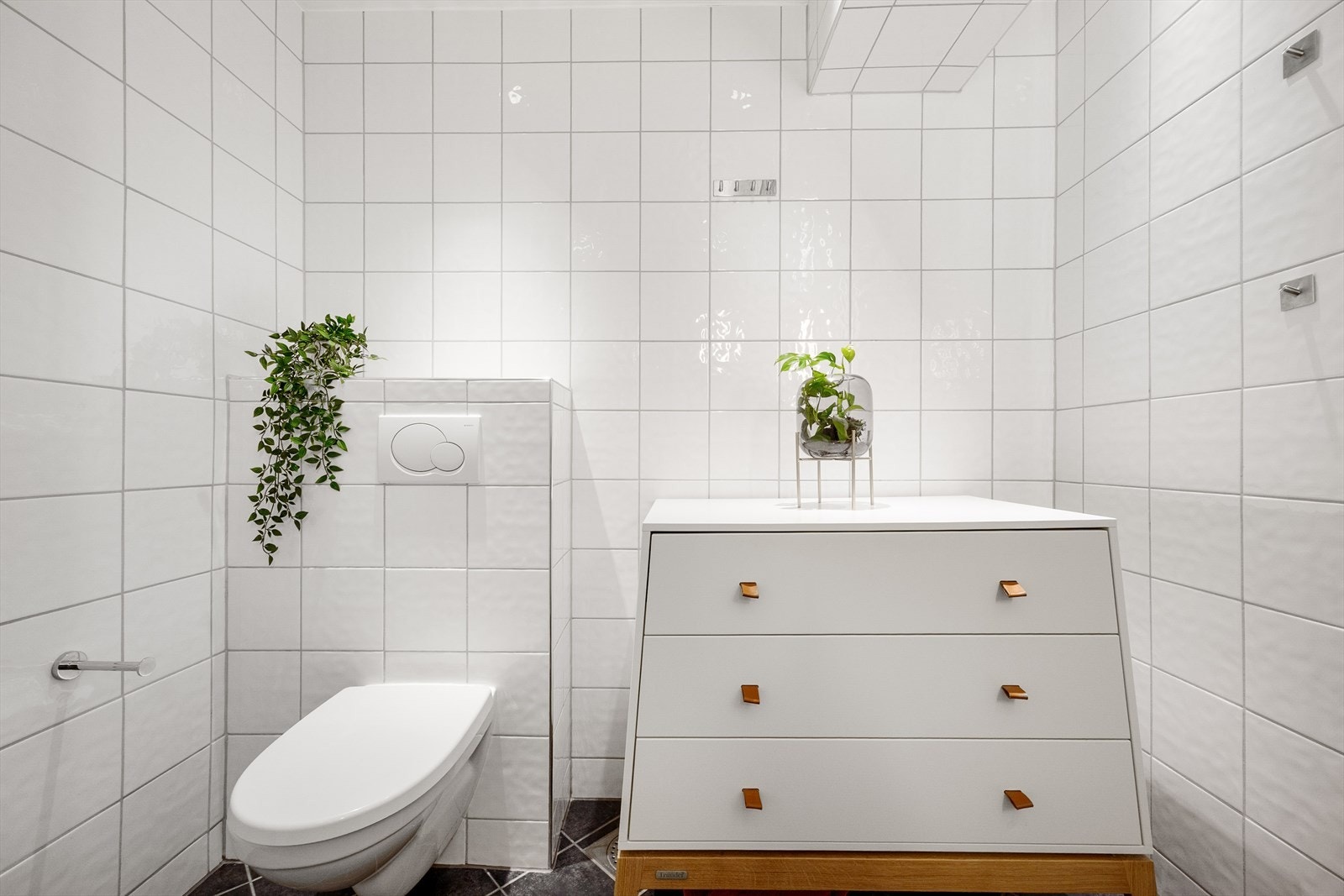 Badet er helfliset i tidløse farger og har elektriske varmekabler i gulvet. Galleribilde