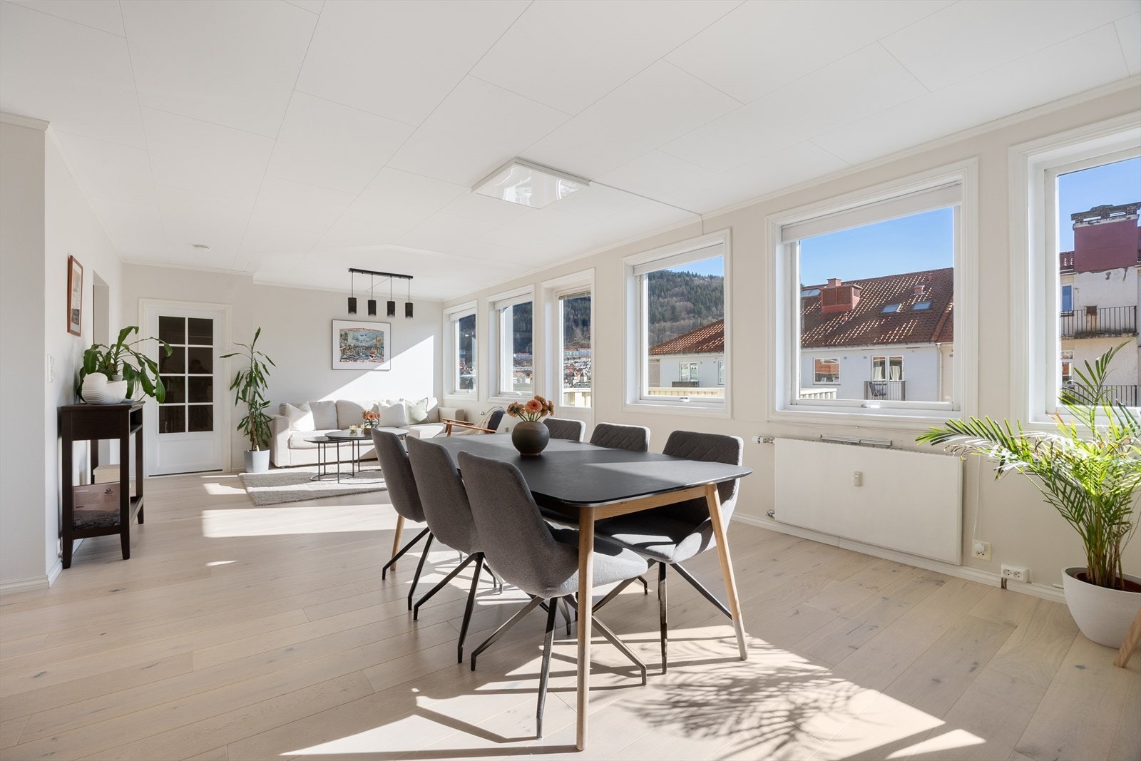 Leiligheten har en fantastisk og luftig romfølelse med masse vinduer, flotte solforhold og moderne standard. Galleribilde