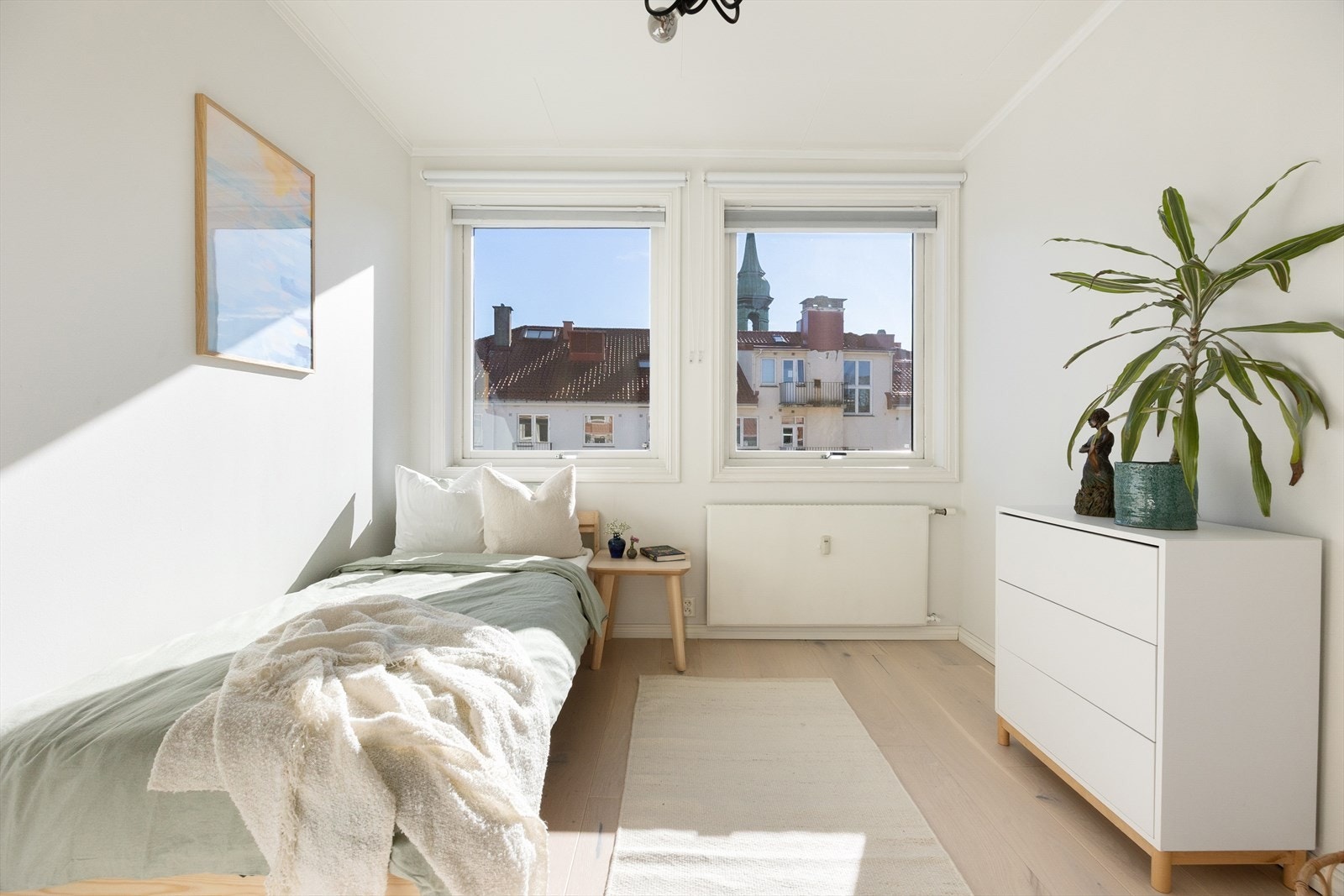 Soverommet er også av god størrelse med plass til dobbeltseng og garderobe. Galleribilde