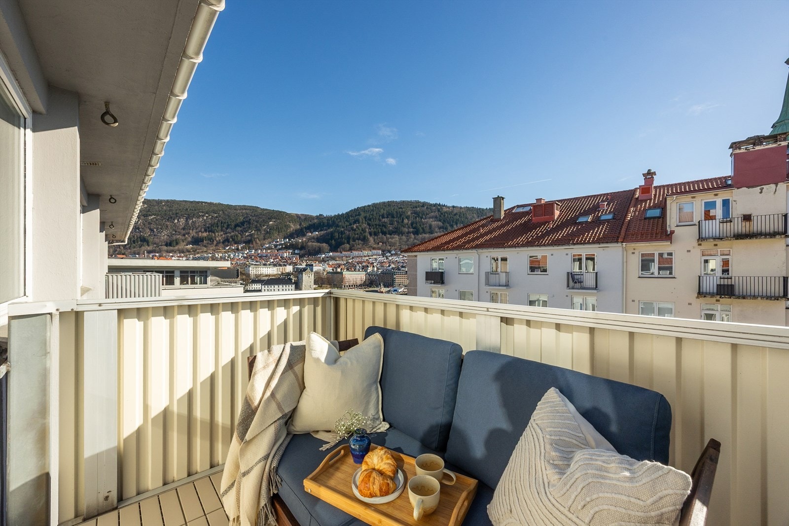 Balkongen er sørvendt og har flotte solforhold - et perfekt sted å nyte morgenkaffen, eller en sommerlunsj. Galleribilde