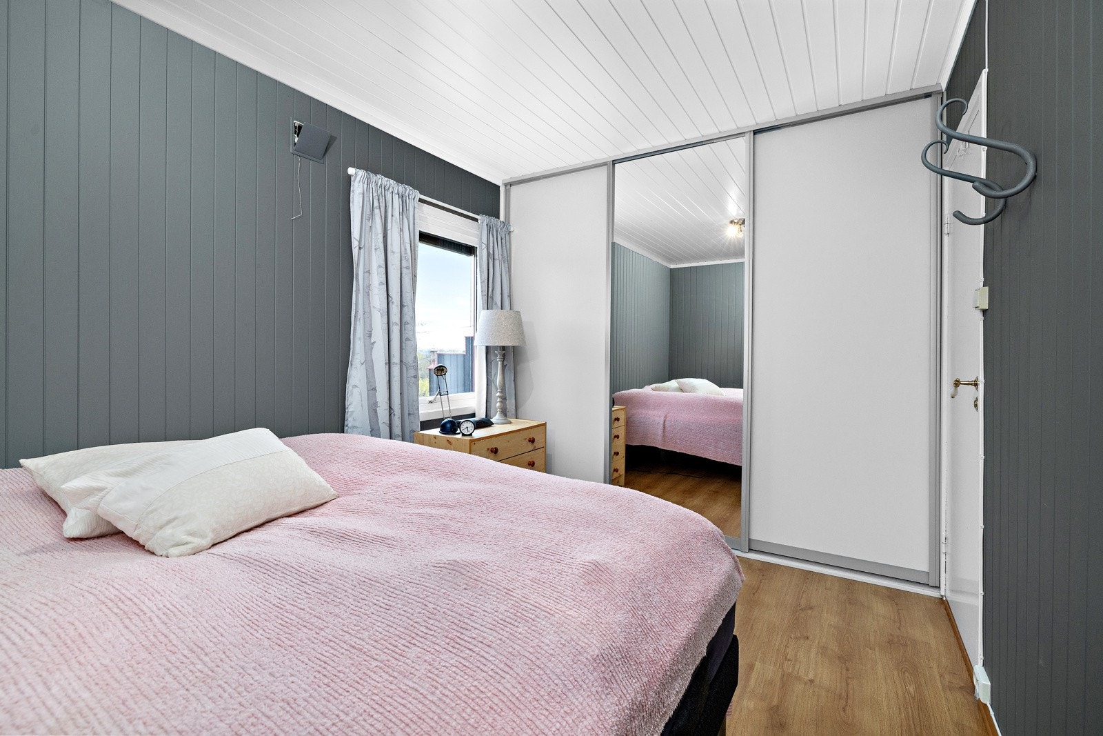 Hovedsoverommet har skyvedørsgarderobe og god plass til dobbeltseng. Galleribilde