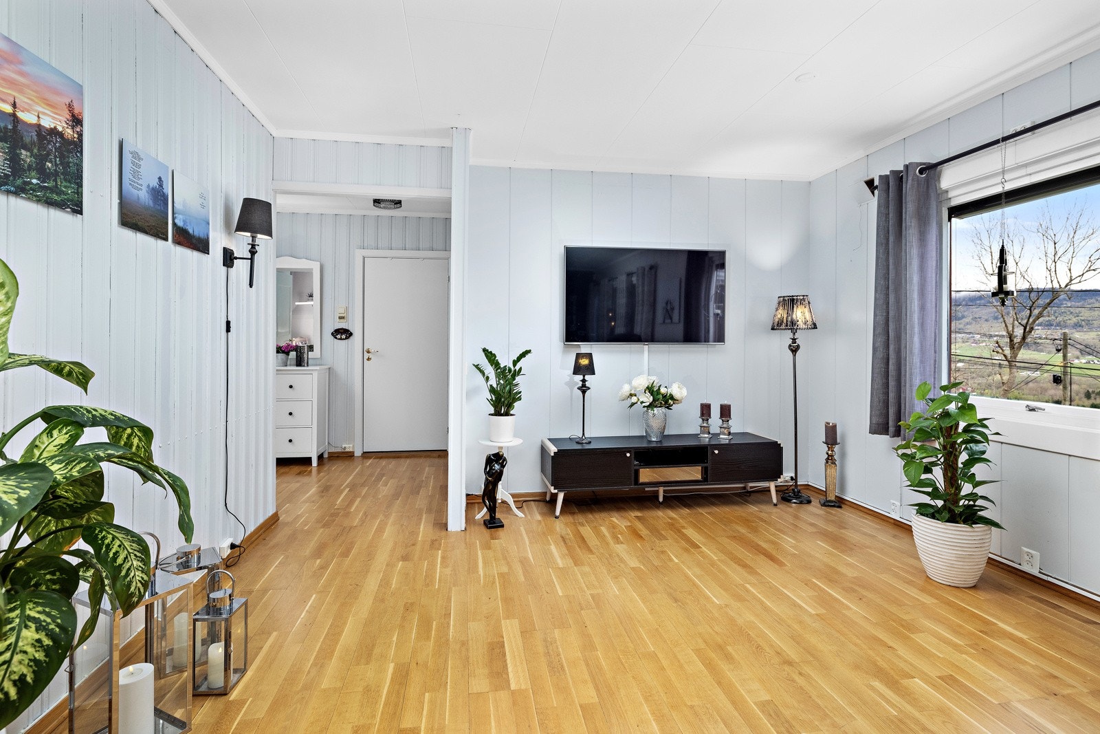 Rommet har malte vegger og tak, samt parkett på gulvet. Galleribilde