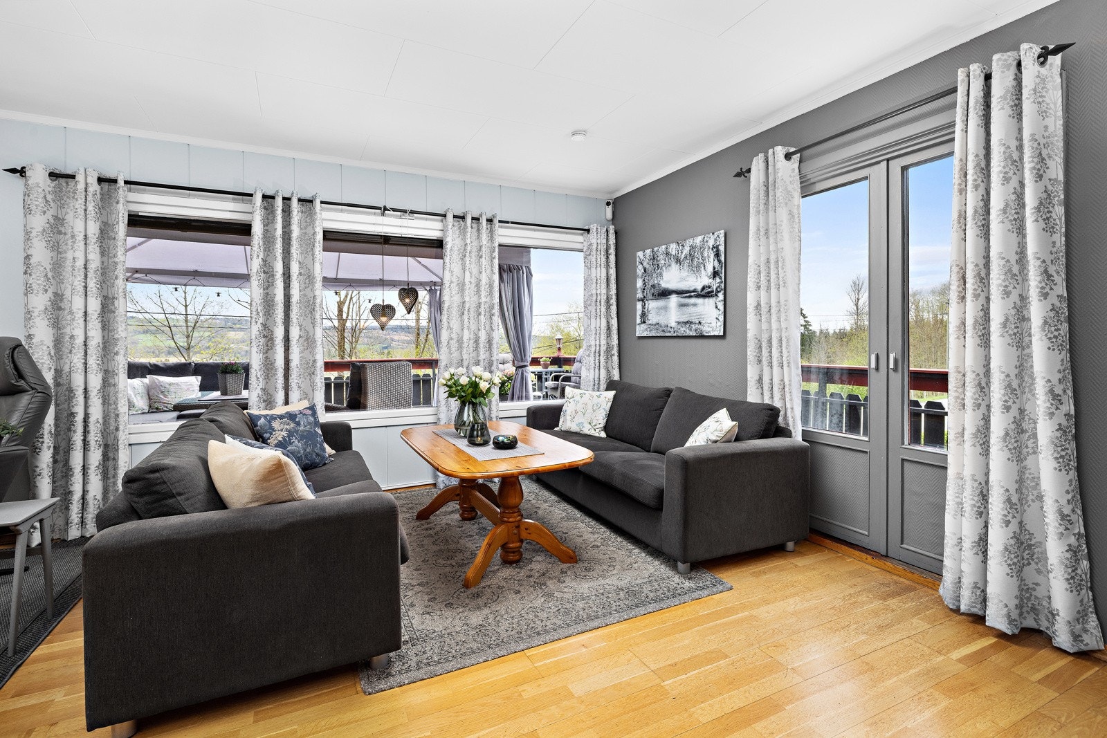 Rommet har fin utforming med plass til sofagruppe og spisebord. Galleribilde