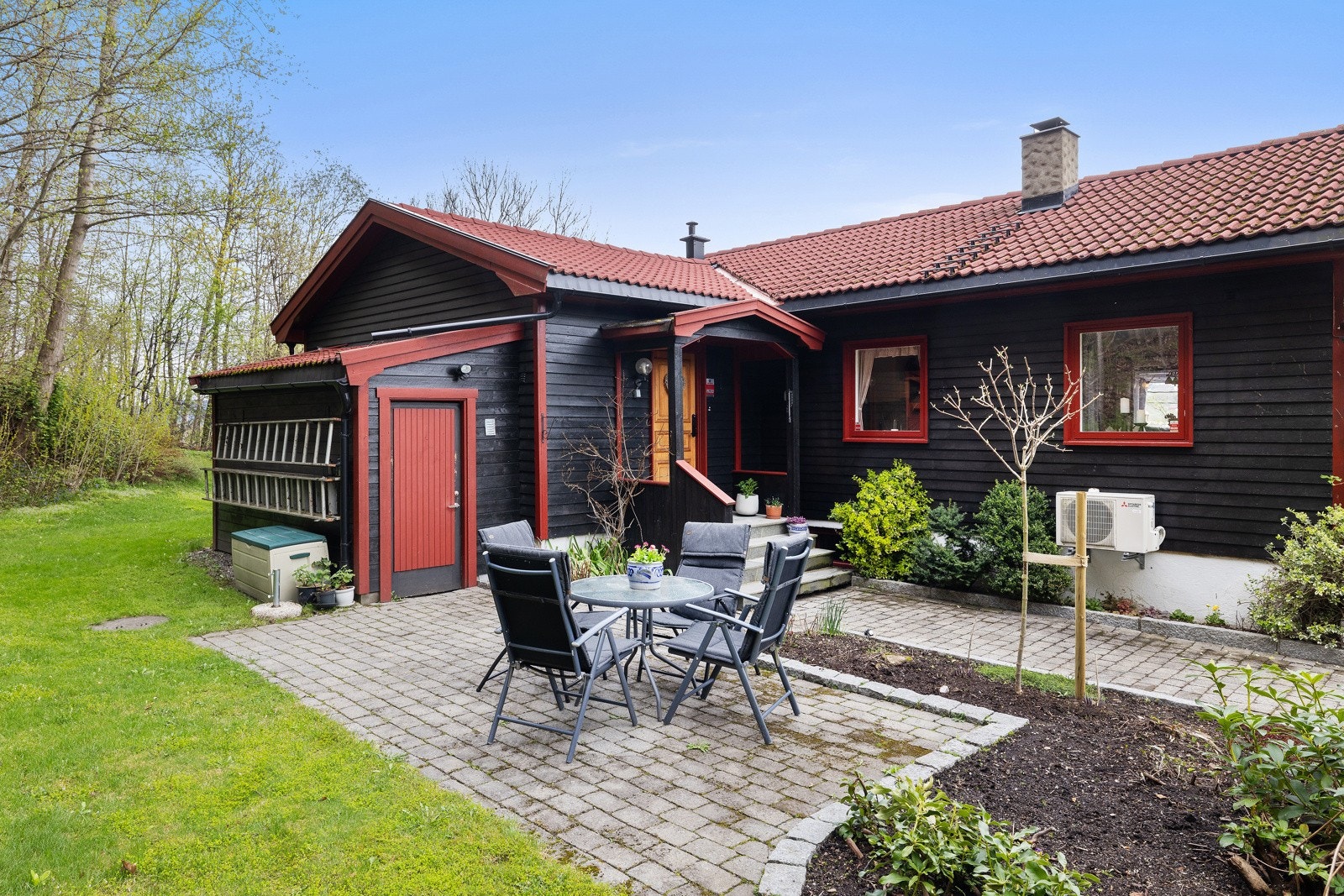 Det er også etablert steinlagt uteplass ved inngangpartiet, med gode solforhold kvelden. Her sitter du lunt og godt skjermet for innsyn. Galleribilde