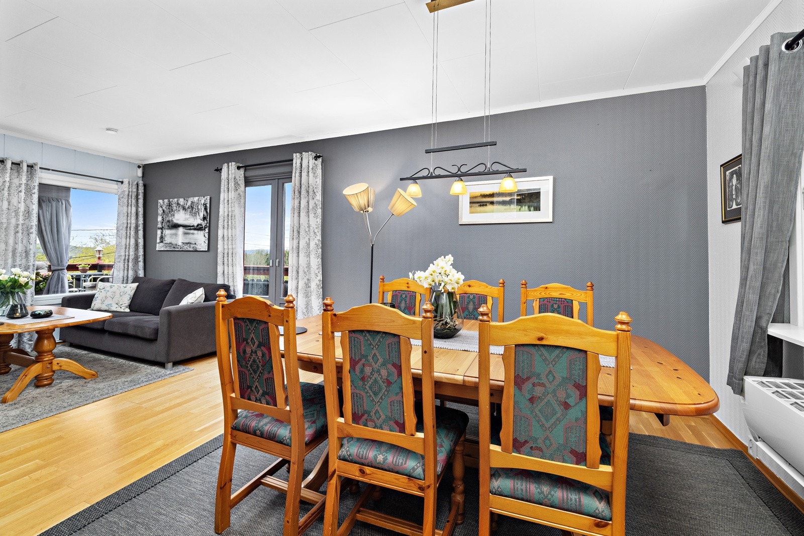 God plass til langbord for gjester. Galleribilde