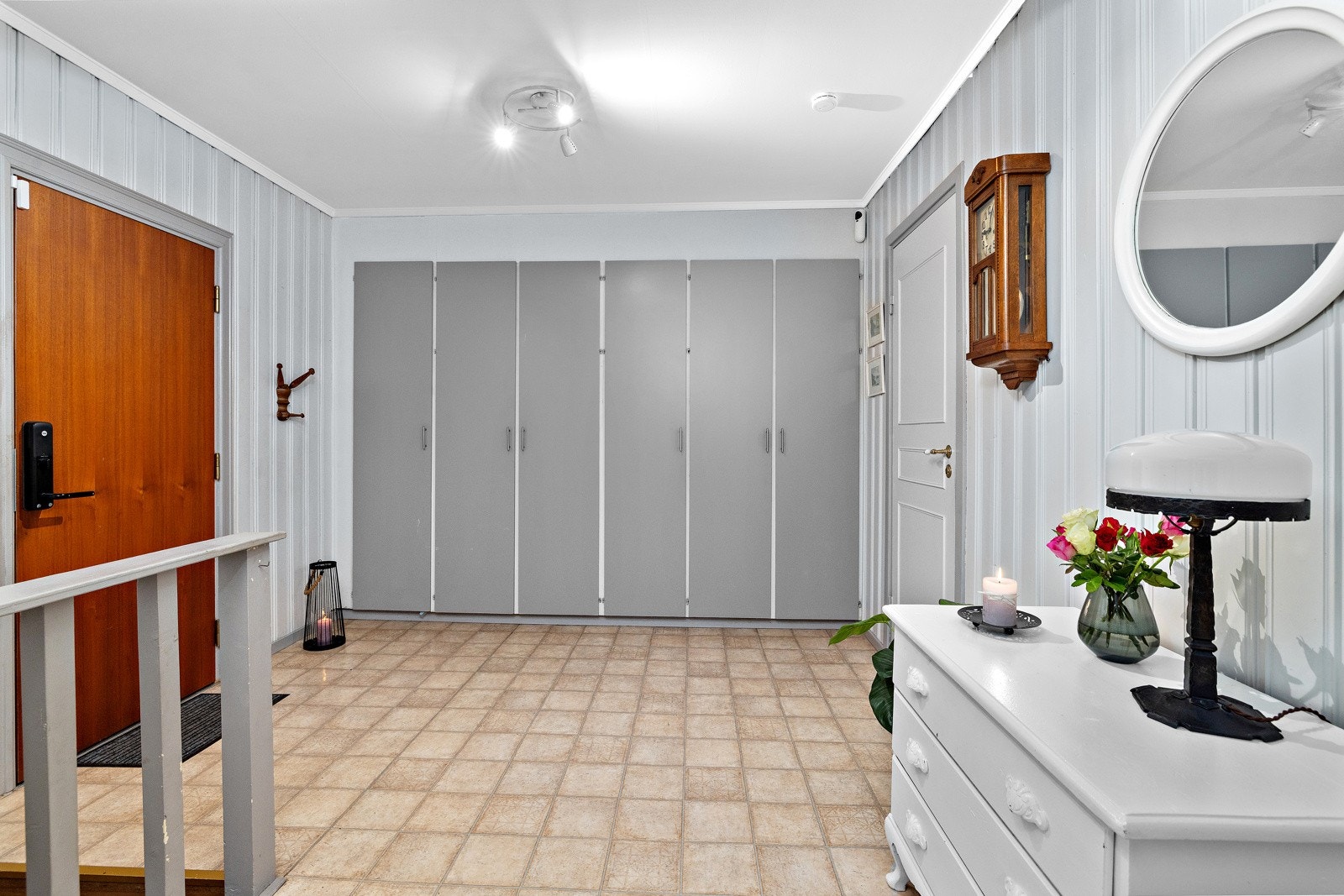 Stor gang med plassbygde skap. Galleribilde