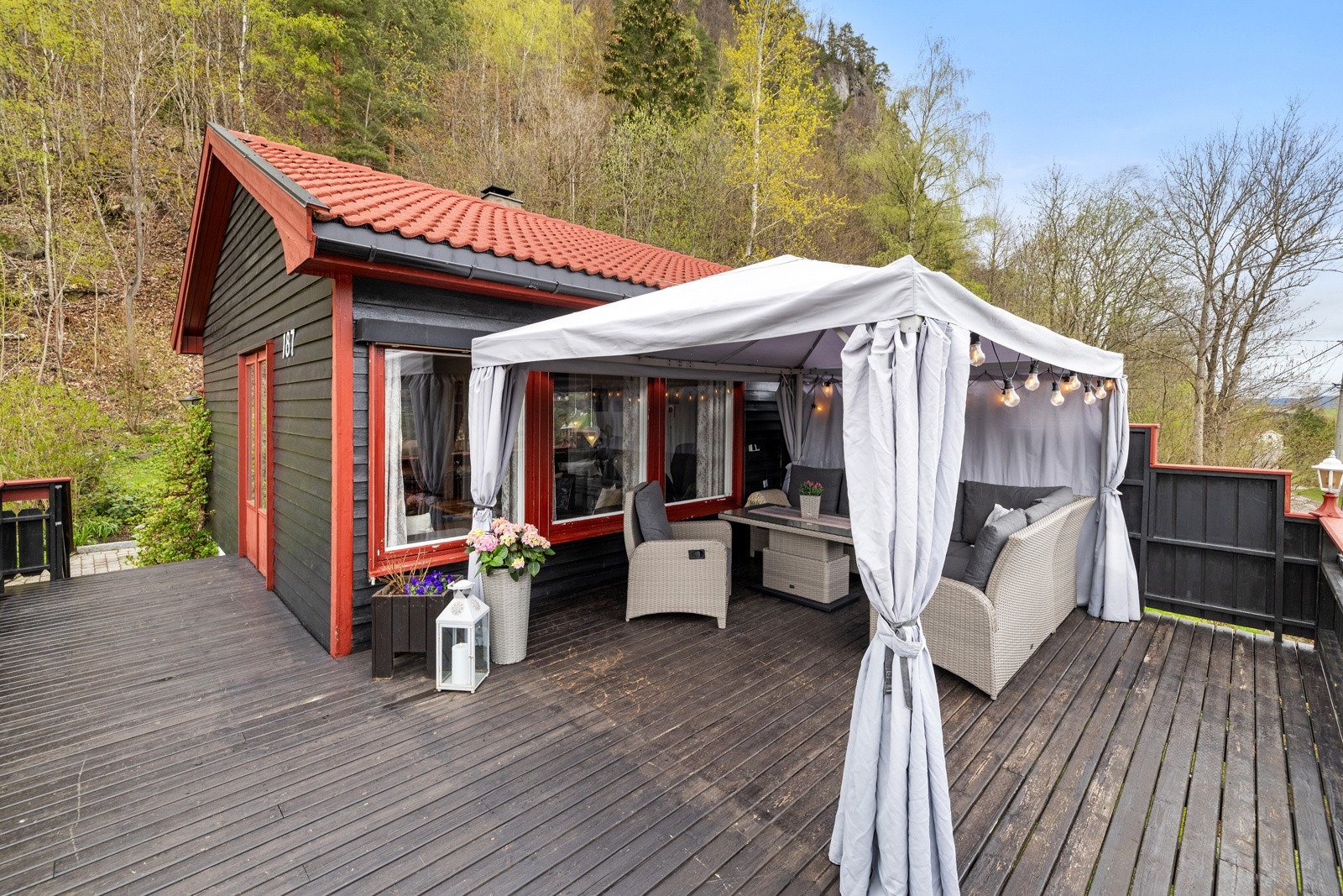 Verandaen vender mot syd og øst og har sol fra tidlig morgen til ettermiddag. Galleribilde