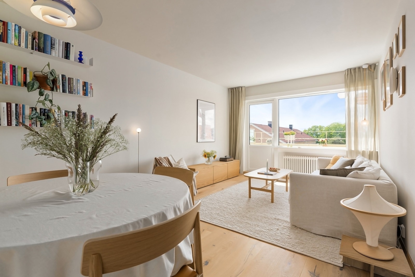Her er det god plass til sofa med tilhørende salongbord og tv-seksjon Galleribilde