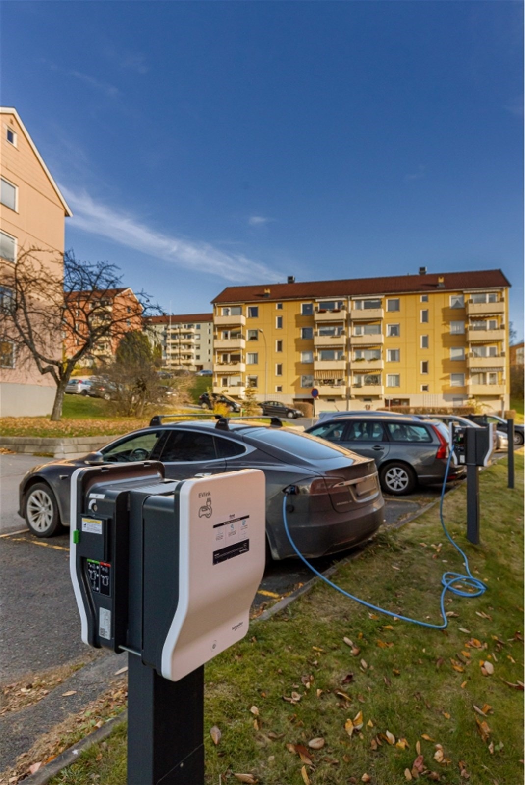 Borettslaget har ca. 150 biloppstillingsplasser, 40 av de til elbil, som leies ut til beboere som disponerer bil Galleribilde