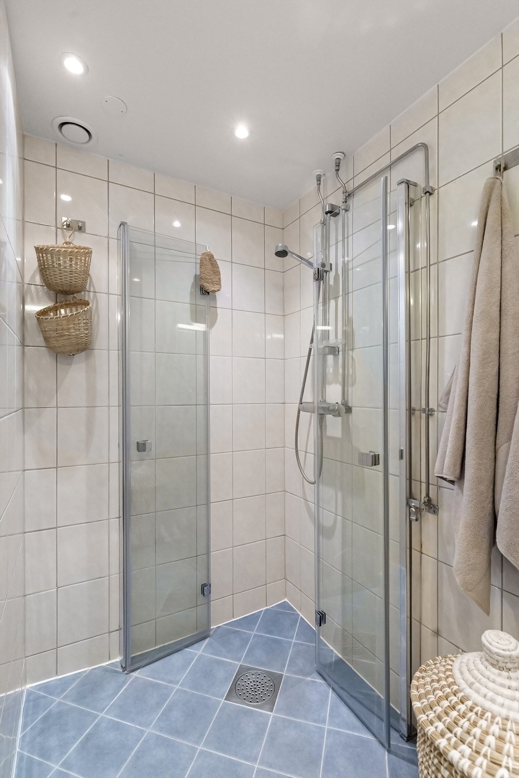 Badet er videre utstyrt med vegghengt toalett og dusjhjørne med praktiske, innfellbare "ledddører" i glass Galleribilde