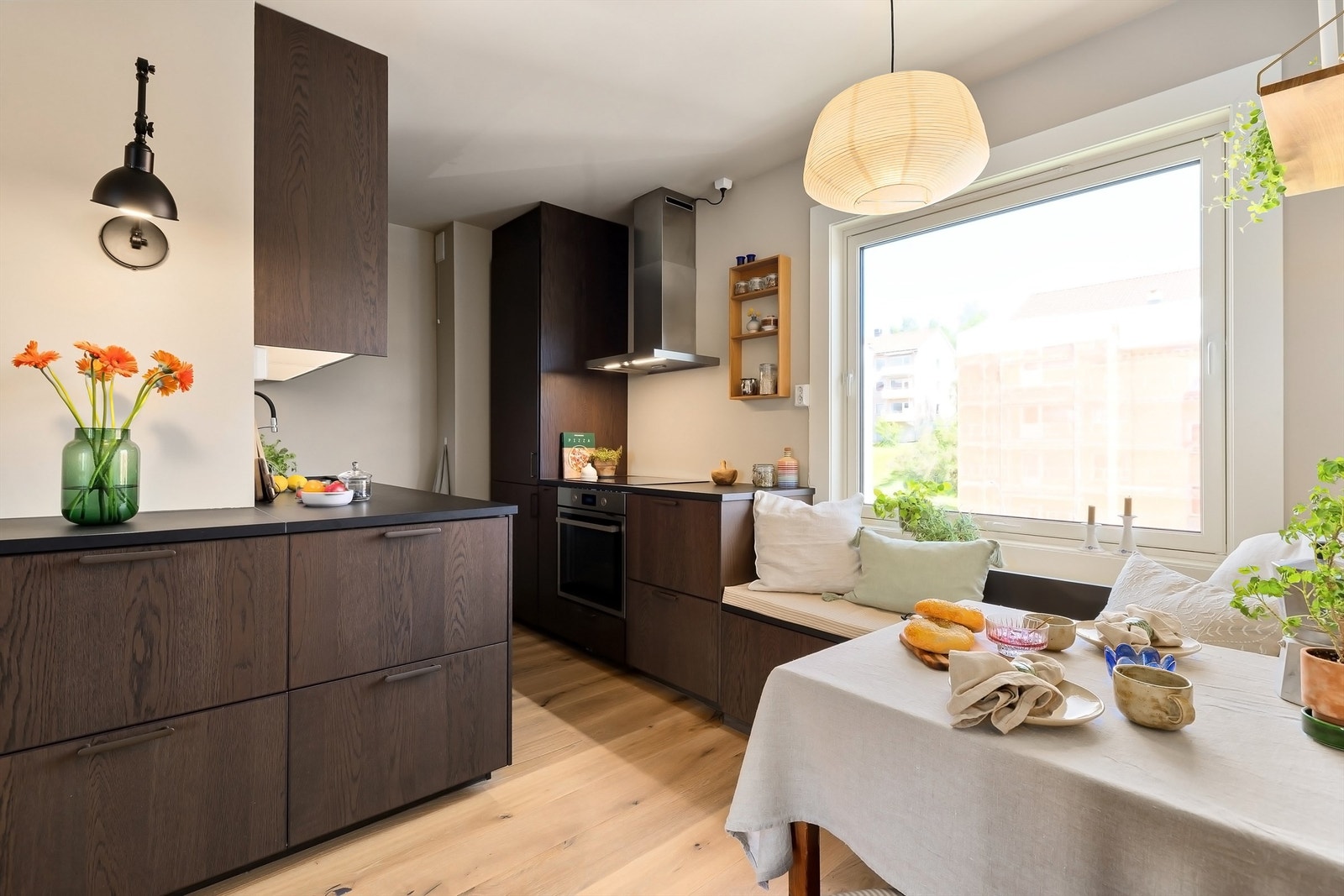 Mørk Ikea kjøkkeninnredning fra 2021 med glatte fronter og laminat benkeplate, nedfelt sort oppvaskkum og ett-greps armatur Galleribilde