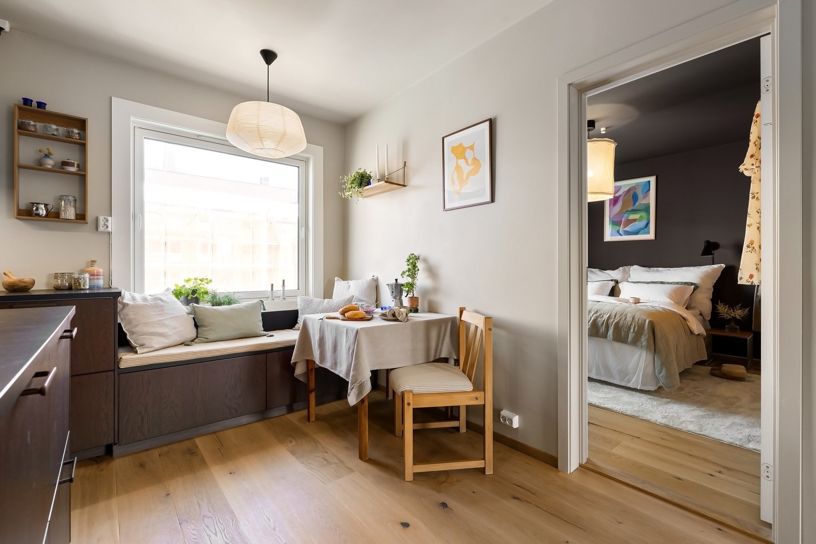 Fra kjøkken er det videre adkomst til et stort og innbydende masterbedroom med god plass til dobbeltseng og tilhørende nattbord Galleribilde