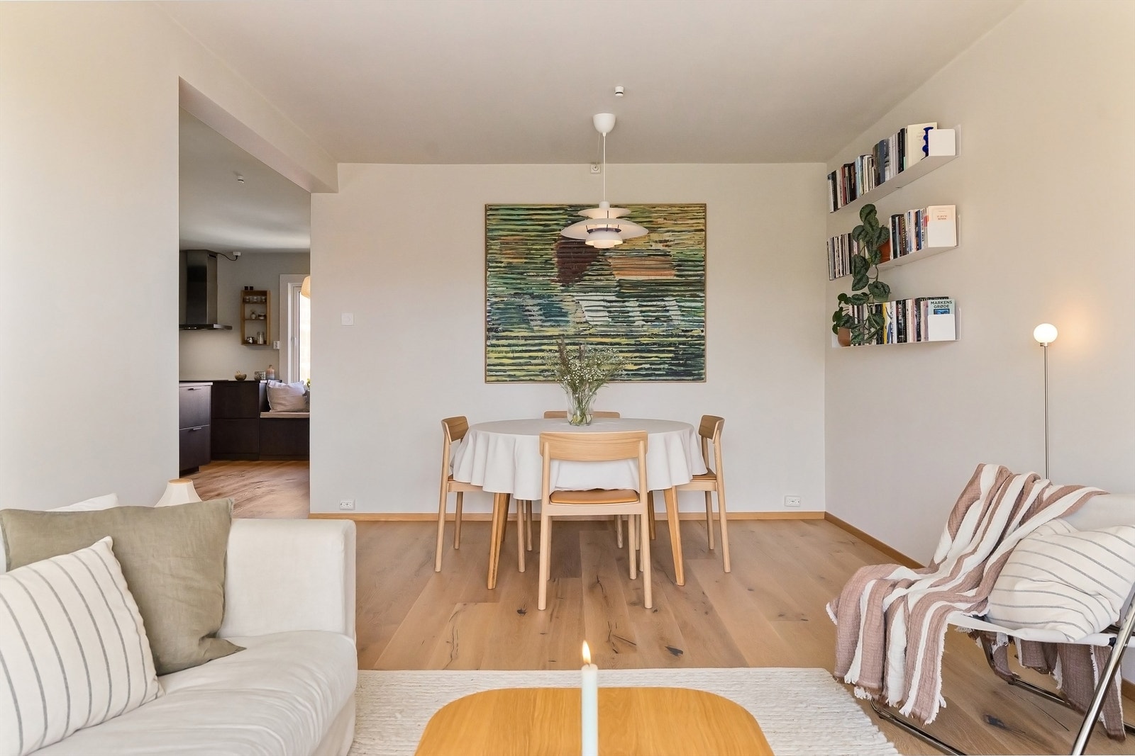 Det er og godt med plass i stuen til et hyggelig spisebord Galleribilde