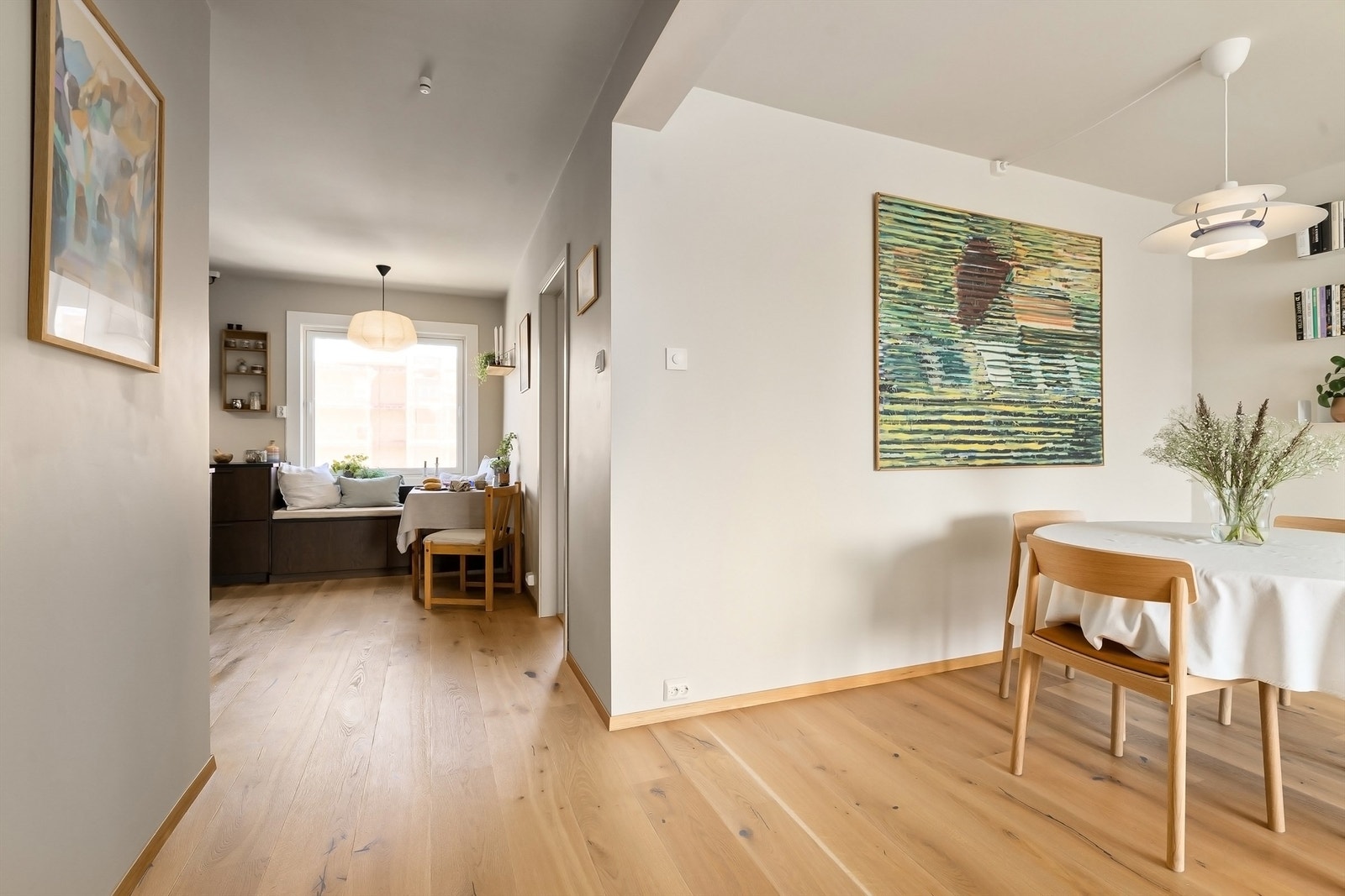 Fra stuen er det videre adkomst til et herlig kjøkken i delvis åpen løsning Galleribilde