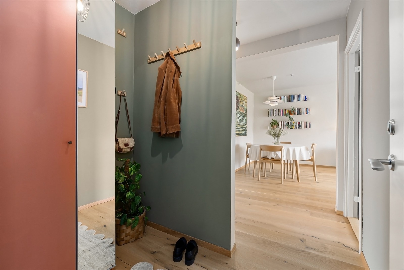 Det første som møter deg er en innbydende entré, som gir et godt førsteinntrykk av leiligheten. Entréen har god plass til yttertøy og sko, med oppheng og garderobeskap Galleribilde