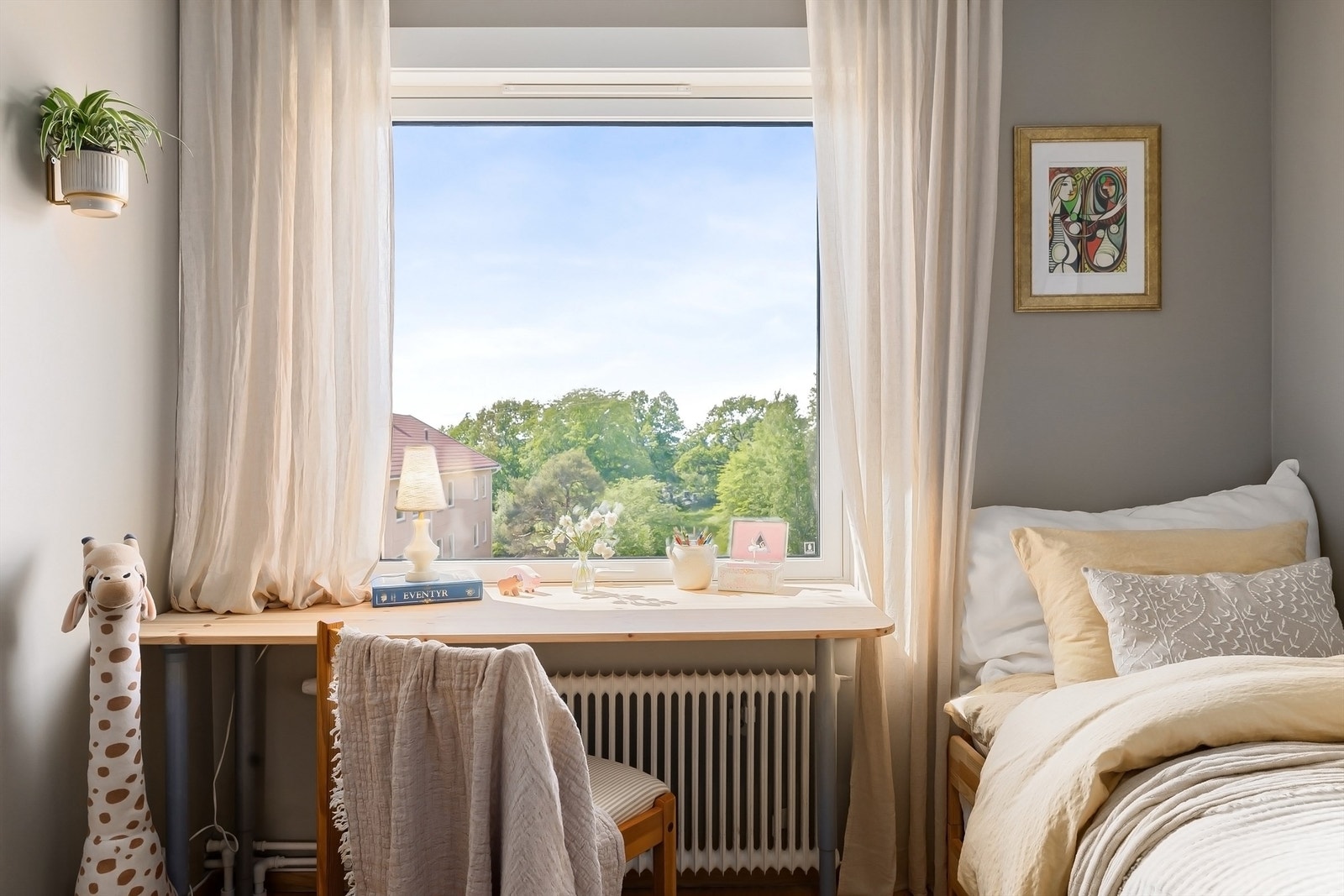 I vinduskarmen er det en plassbygd kontorløsning - tenk deg hjemmekontor med denne utsikten! Galleribilde