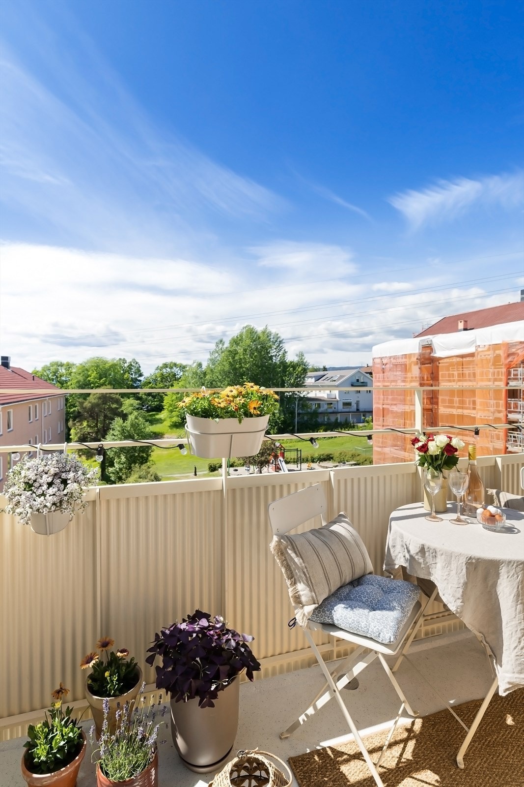 Her er det god plass til utemøblement som både sittegruppe og grill - det er tillatt med el- og/eller gassgrill på balkongene Galleribilde