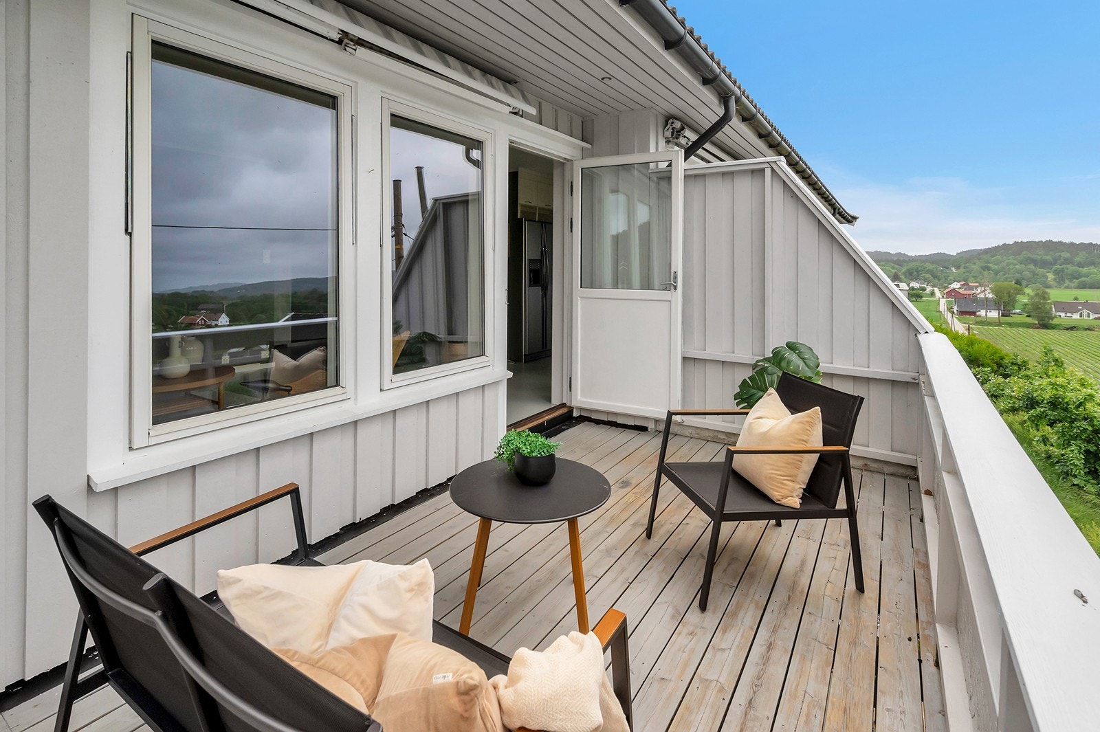 Ifølge selger har man sol på veranda fra ca. kl. 11:30-21:00 på sommerstid. Galleribilde