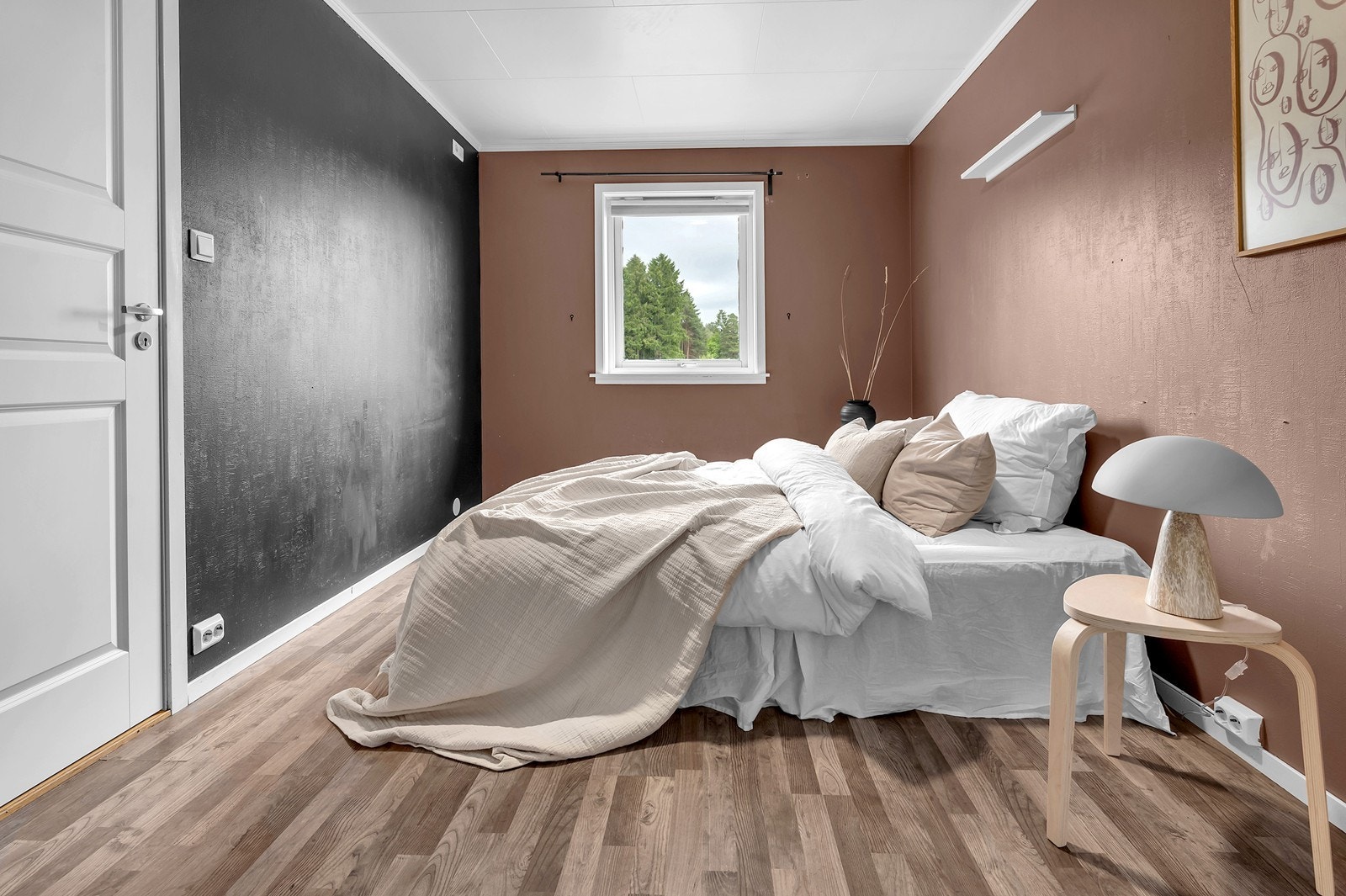 Soverom 1: plass til dobbeltseng, garderobe og skrivebord. Galleribilde