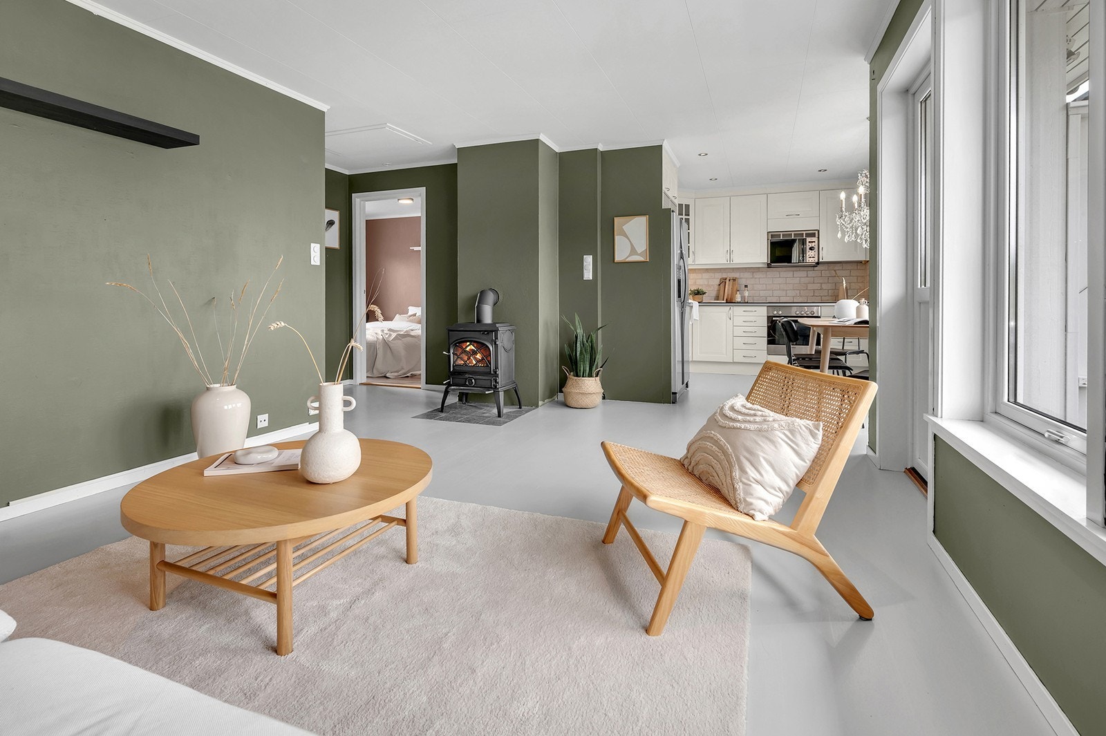 Vedfyrt ovn i stue som varmer godt når det fyres. Det er åpen stue-/kjøkkenløsning som skaper en sosial sone. Galleribilde
