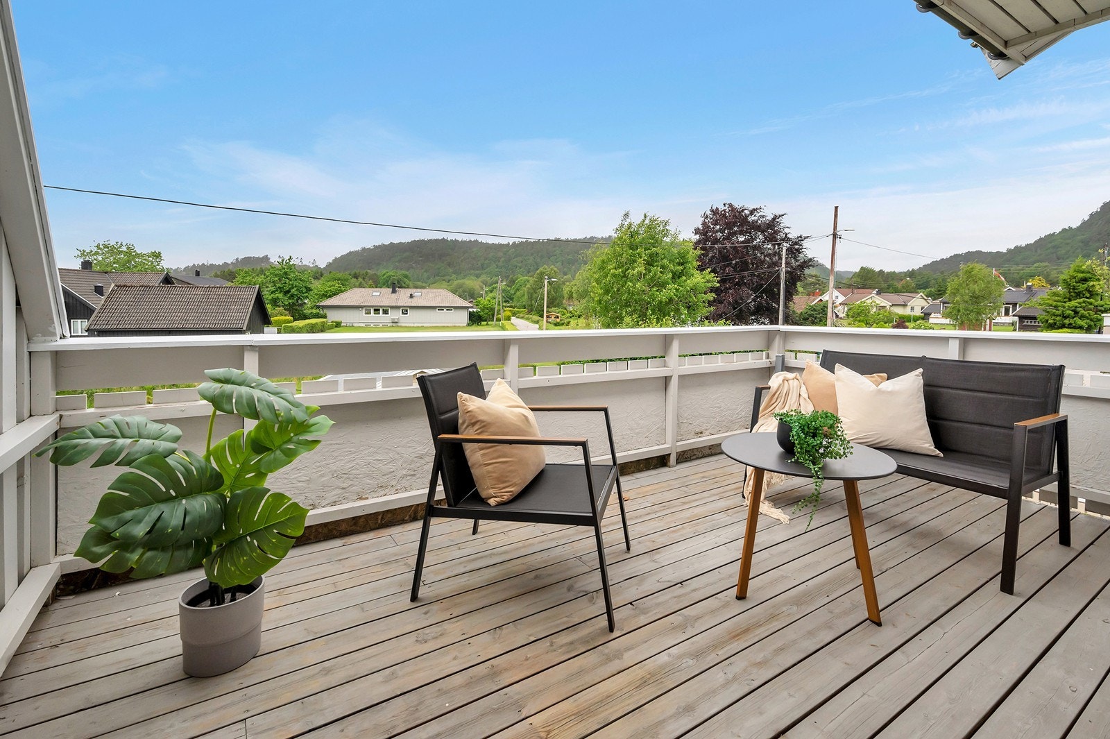 Solrik veranda og lite innsyn. Her har man utsikt hele veien til Varoddbrua! Galleribilde