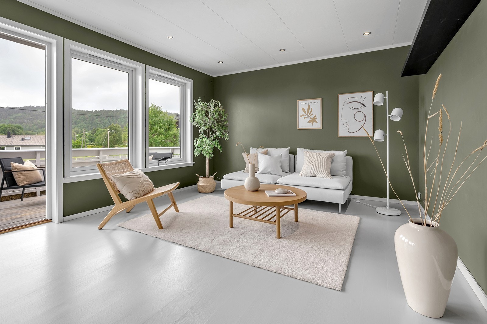 Romslig stue og store vindusflater. Gulvet er nypusset og malt for noen uker siden. Spotter i tak. Galleribilde