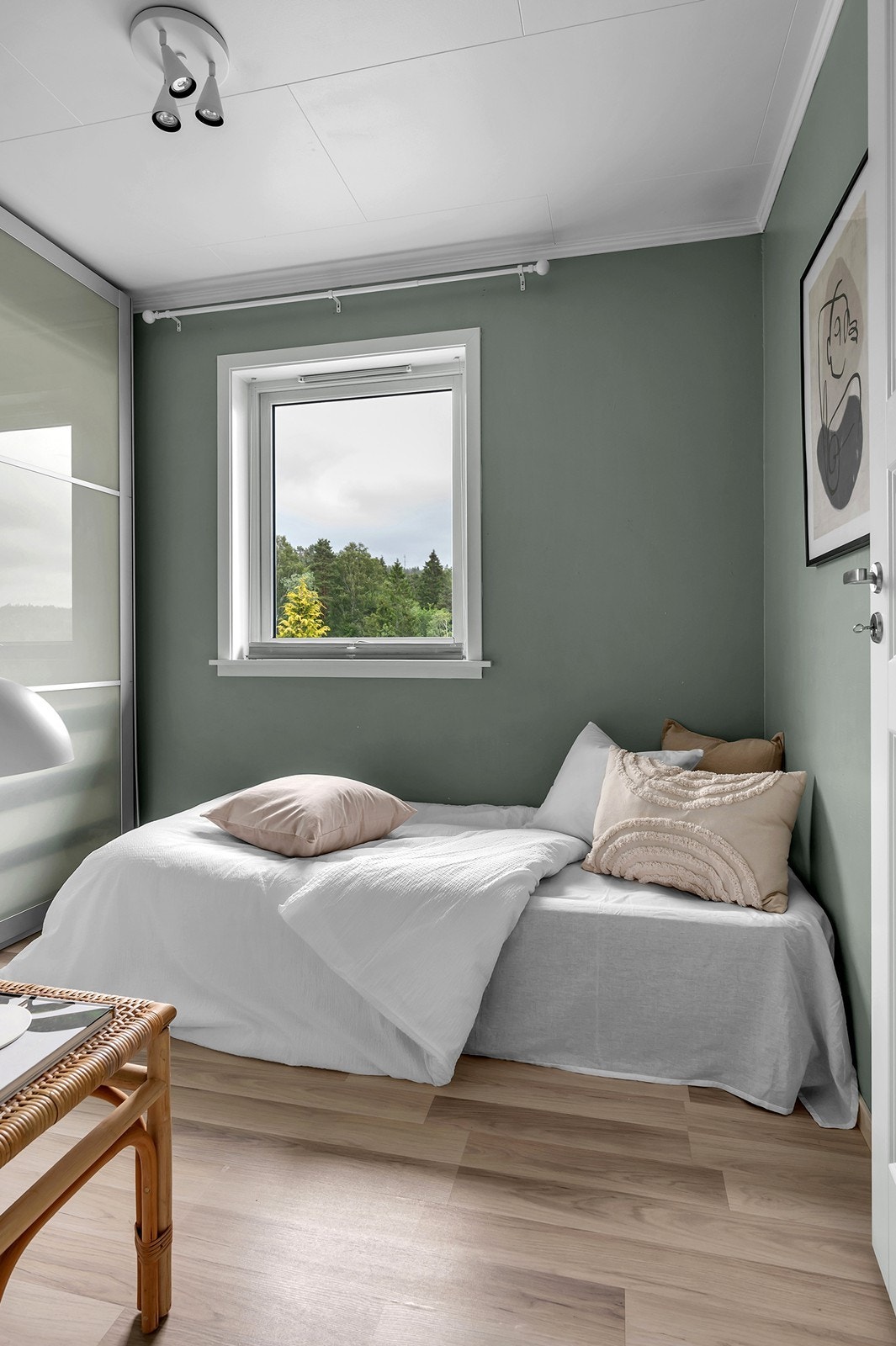 Soverom 2: plass til seng og garderobe. Galleribilde