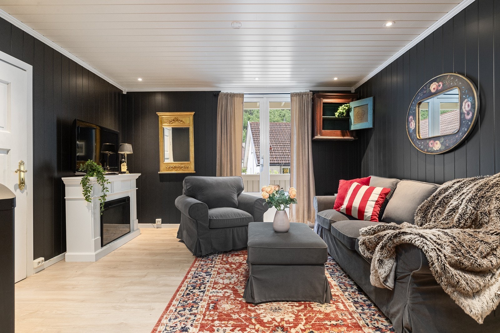 Koselig og lun stue med utgang til veranda. Galleribilde