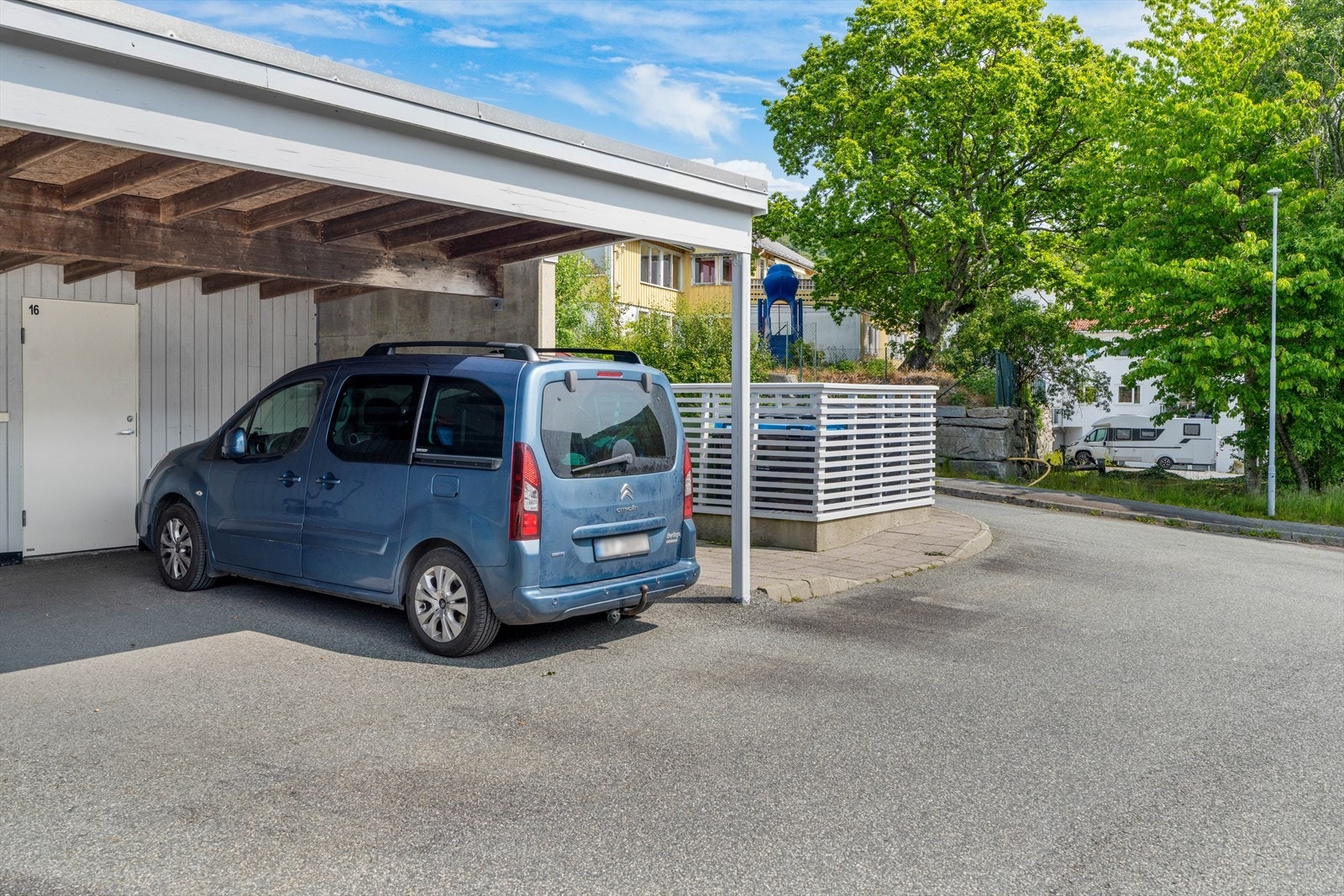 Parkering i felles carport - og ekstra bod Galleribilde