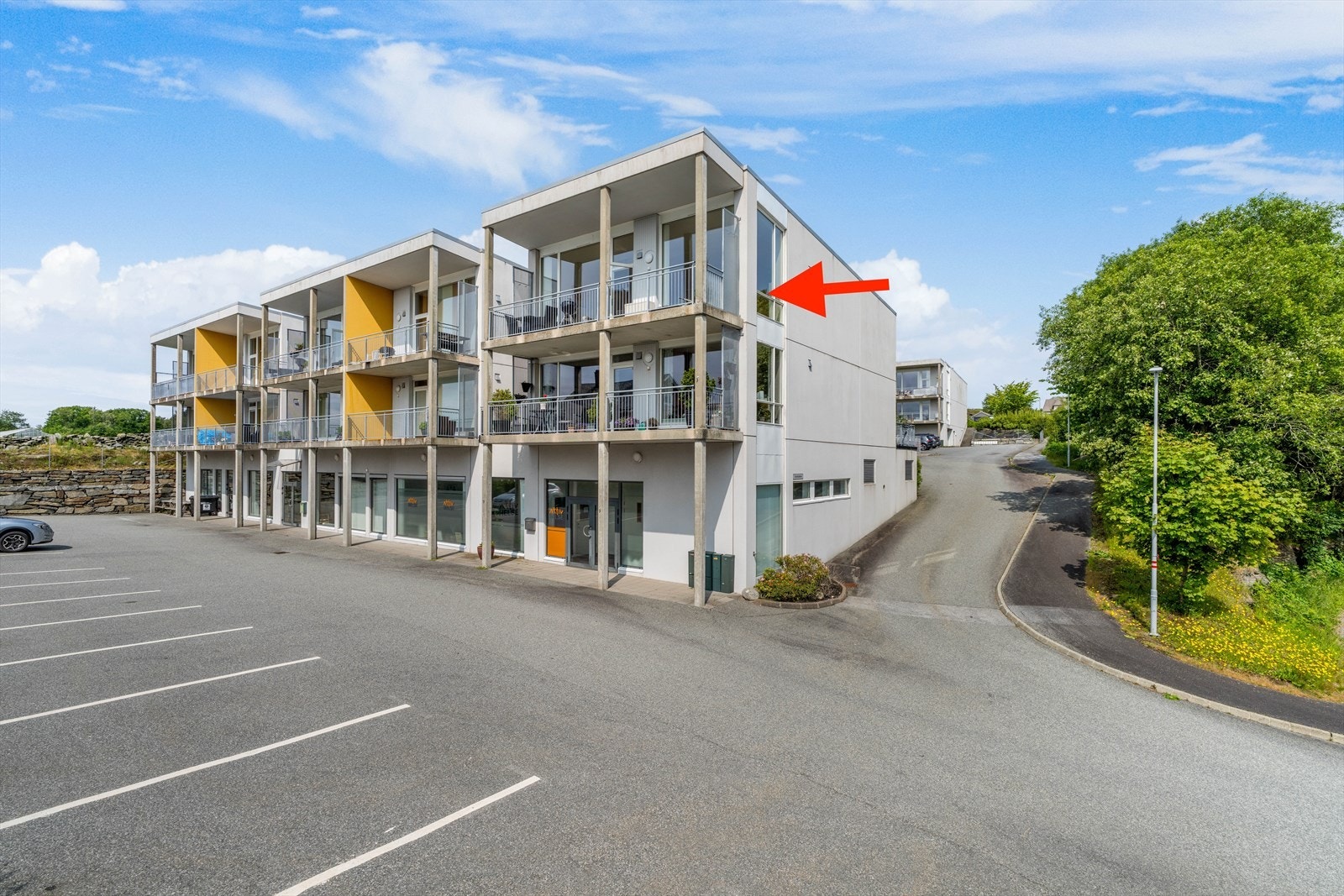 Leiligheten ligger sentralt til i et rolig og etablert boligområde i Vikevåg sentrum. Galleribilde