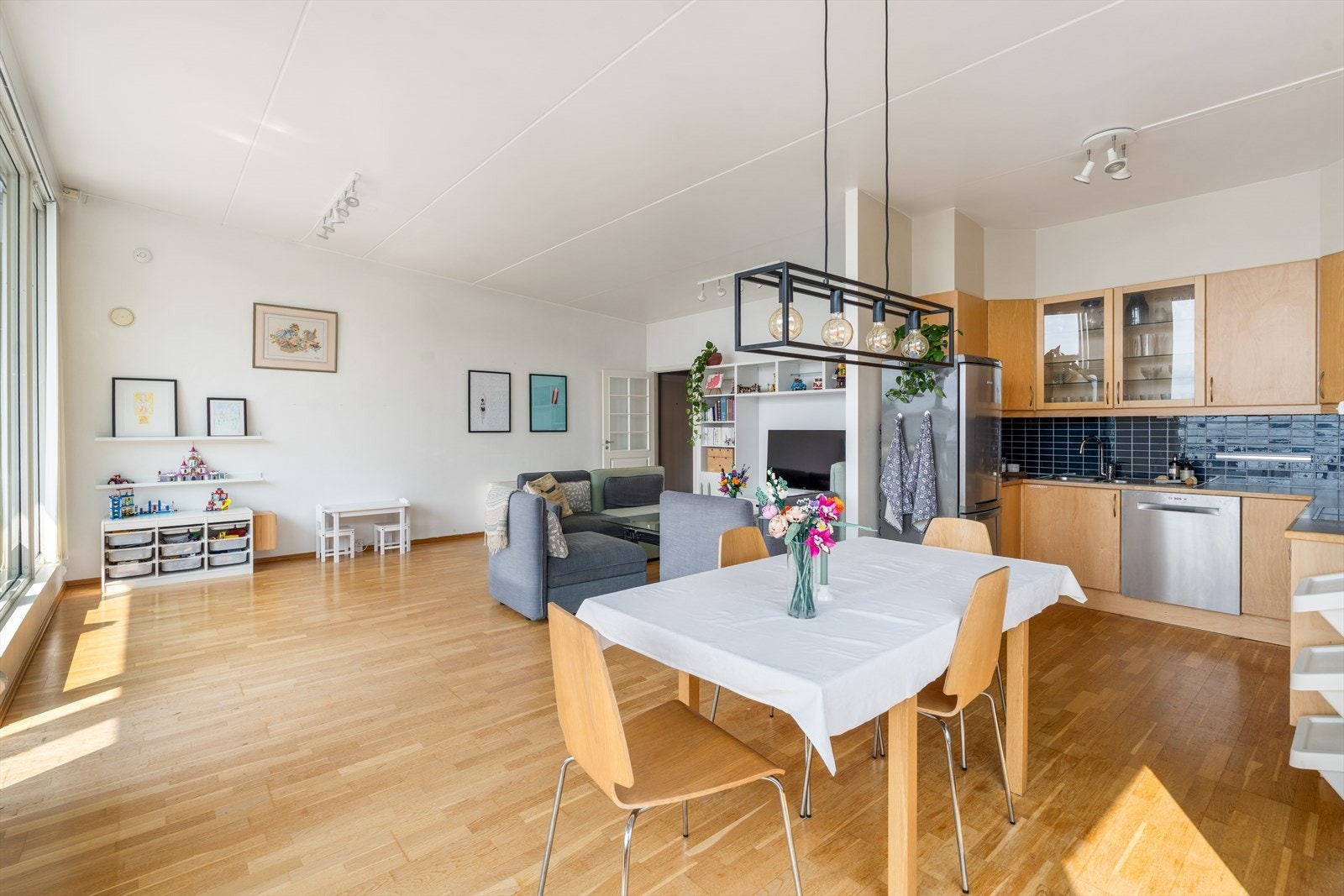 Lysmalte vegger og parkett på gulv Galleribilde