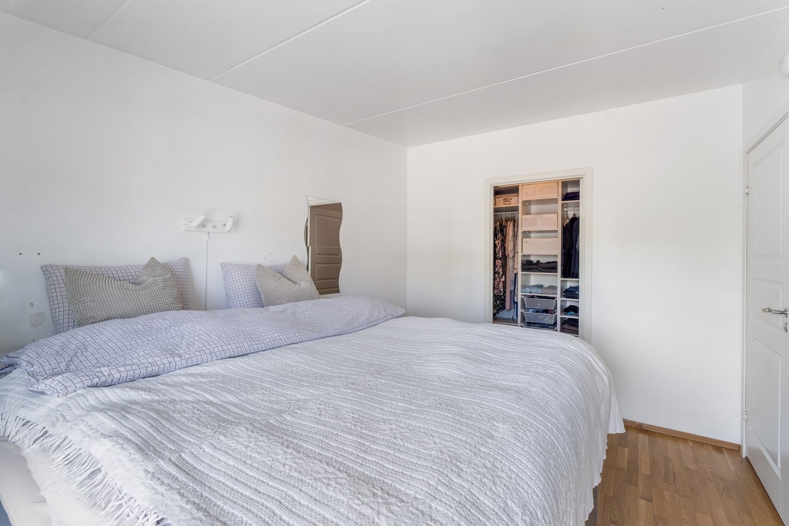 Videre har soverom walk-in-closet /bod Galleribilde