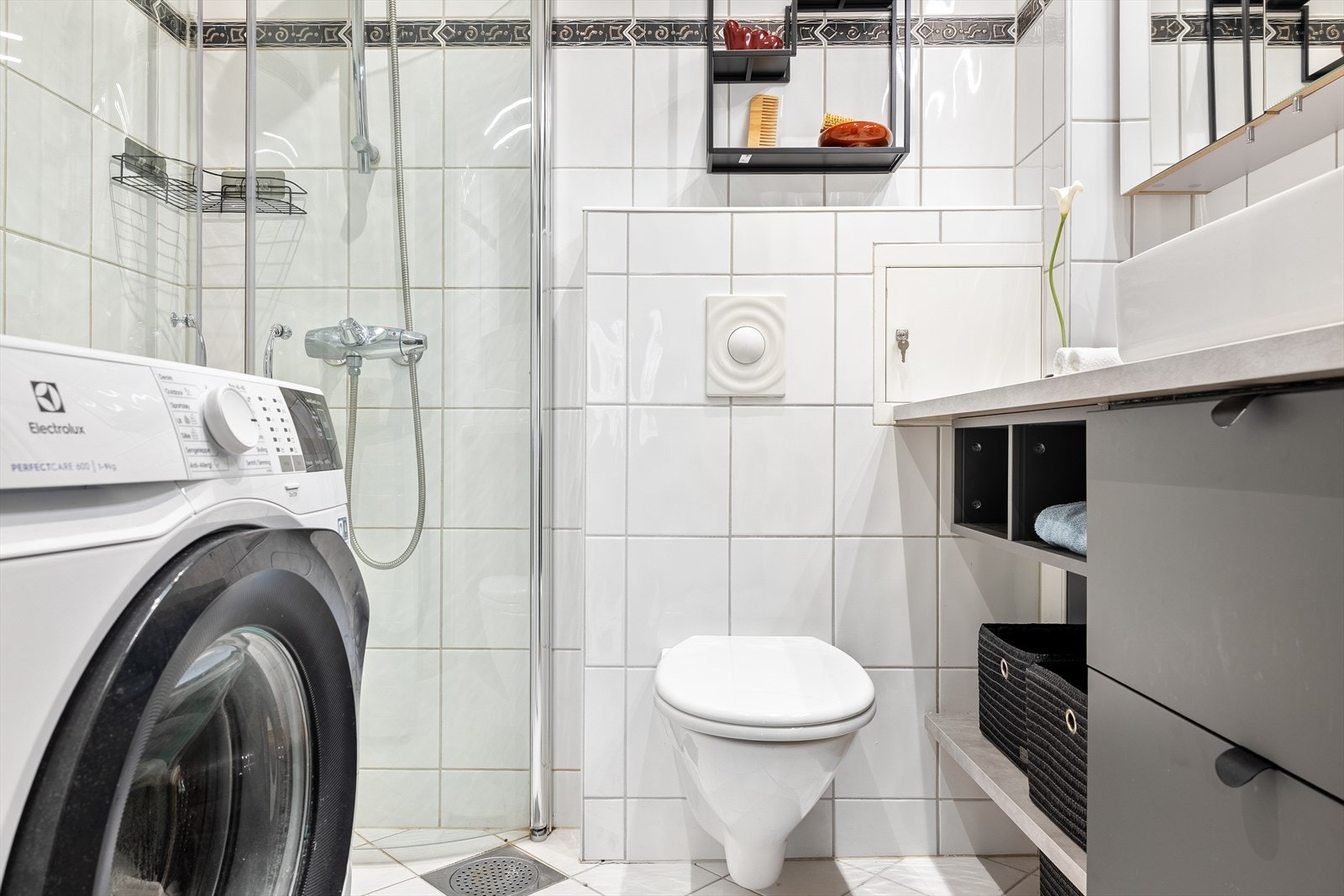 På badet er det elektriske varmekabler og opplegg for vaskemaskin Galleribilde