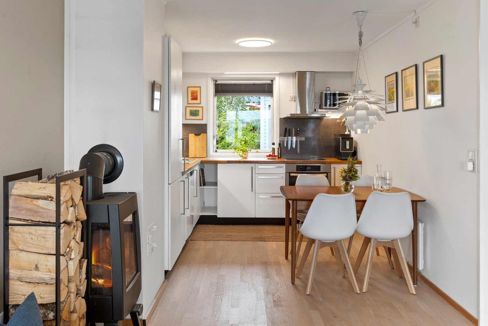 Kjøkken i åpen løsning med stue og med plass til spisebord. Galleribilde