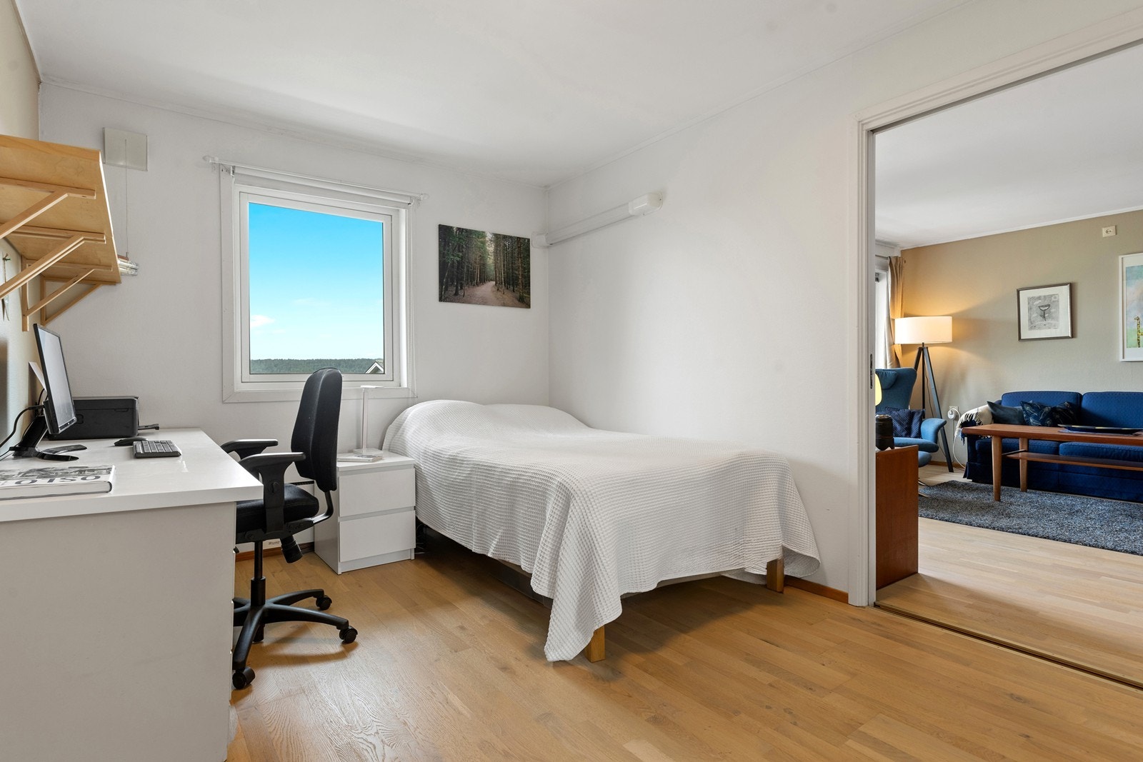 Romslig soverom med mye gulvplass og med fin vindusflate som gir rikelig med naturlig lys til rommet. Galleribilde